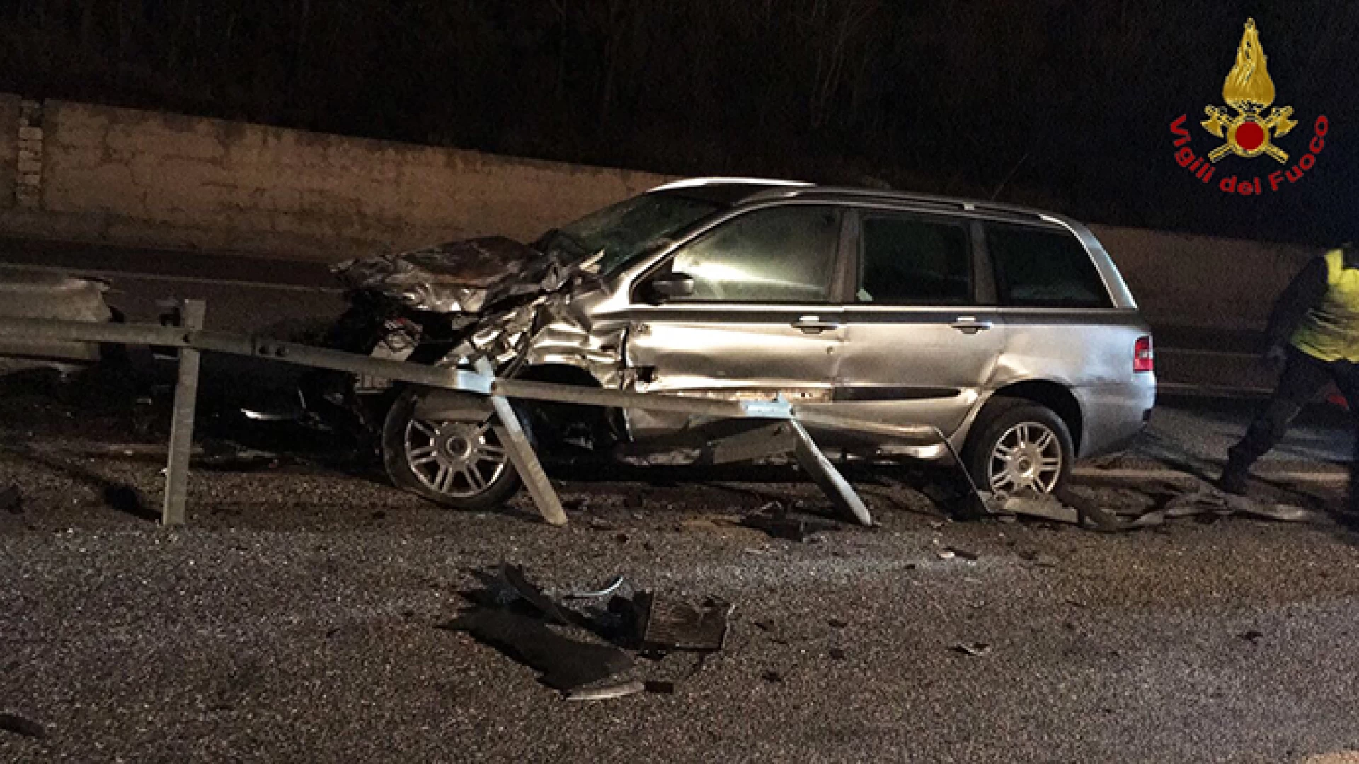 Rionero Sannitico: auto si infrange contro le barriere laterali sulla statale 652. I Vigili del Fuoco intervengo sul posto. Un ferito.