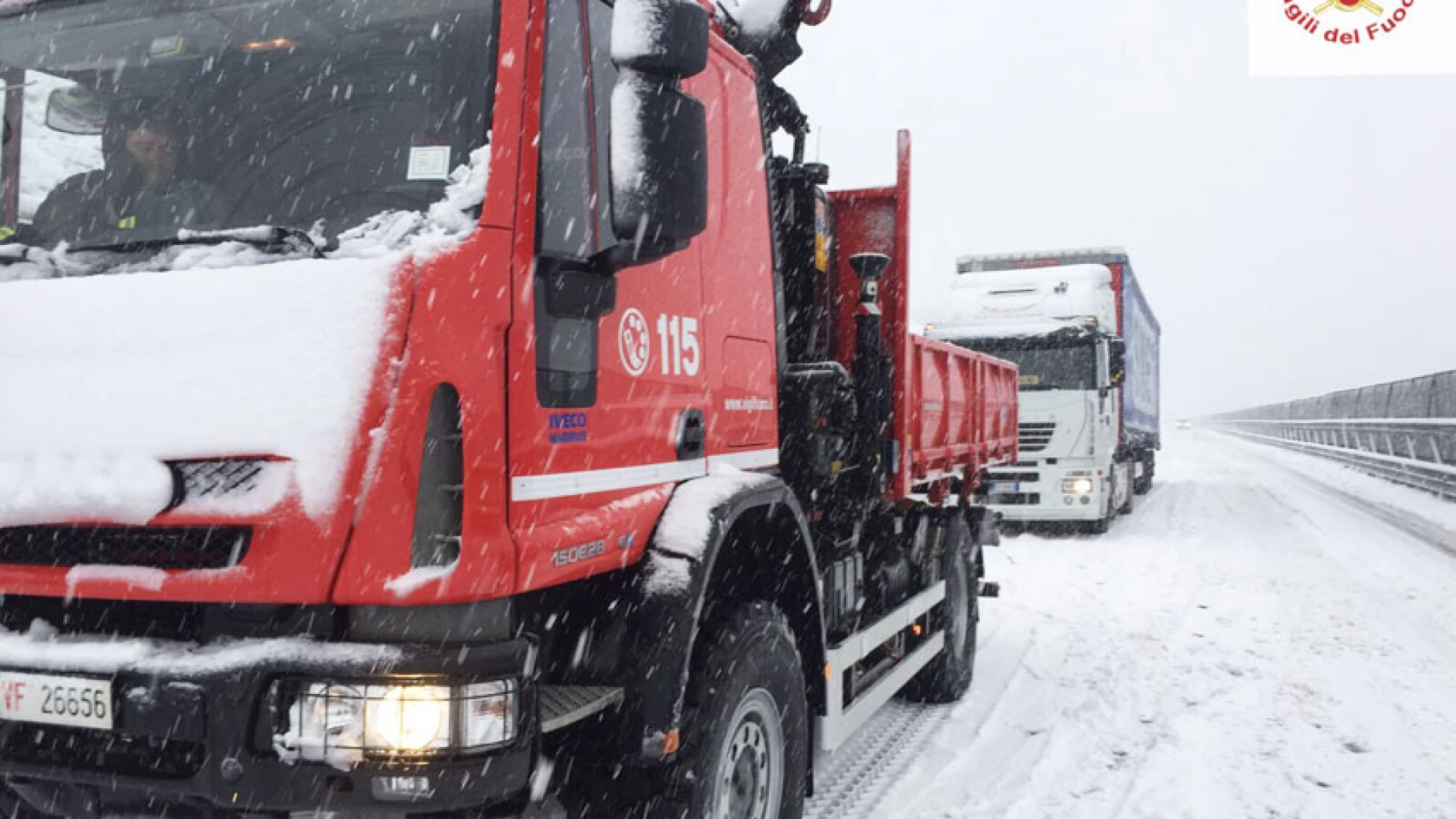 Statale 158: tir si mette di traverso nei pressi di Colli a Volturno a causa della neve e del ghiaccio.