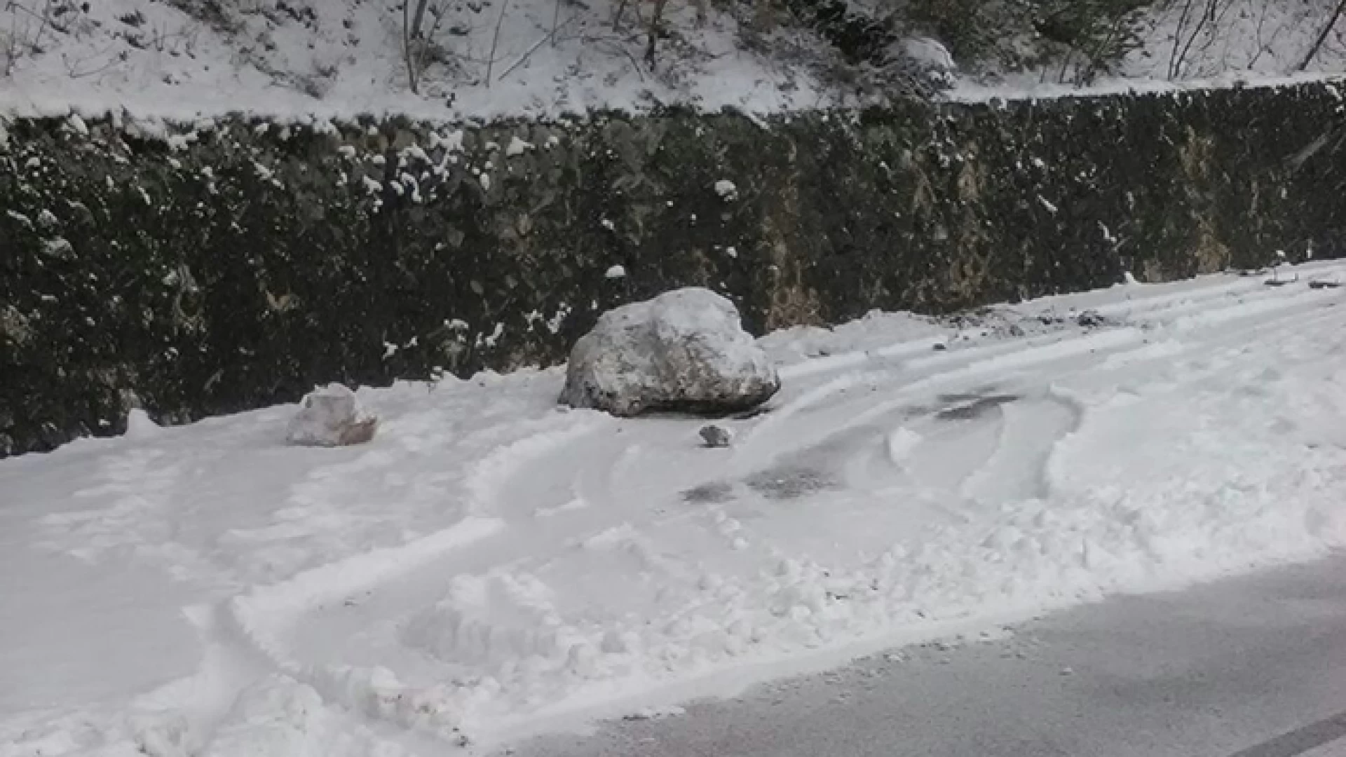 Pizzone: momenti di panico sulla provinciale che conduce in paese. Si staccano massi dalla parete rocciosa. Alcuni di questi invadono la carreggiata stradale.