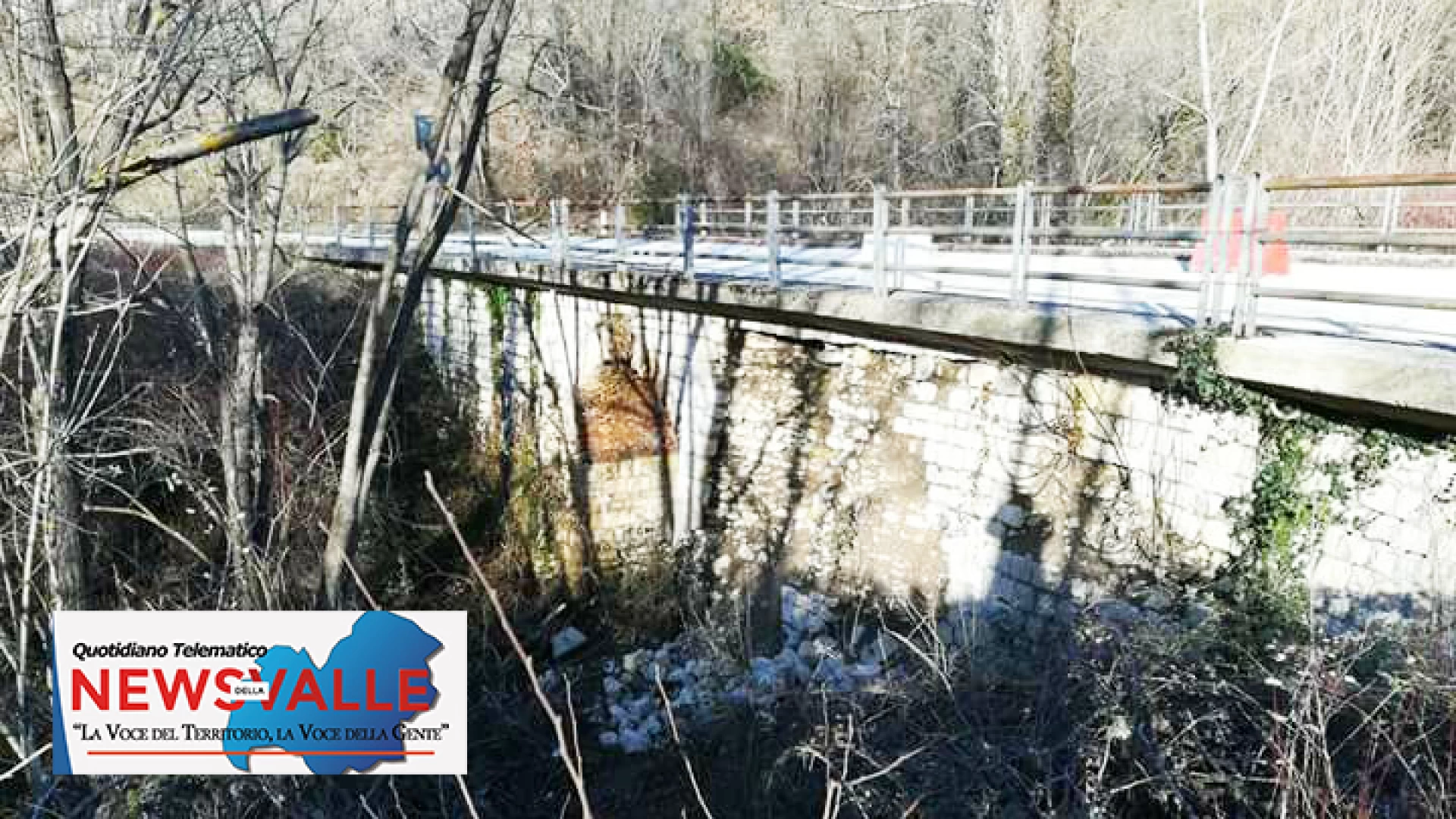 Acquaviva d’Isernia: allarme sulla provinciale che conduce in paese. Il ponte di collegamento con Cerro è in condizioni davvero pericolose. Frana in atto e pietre che si staccano dal fondo.