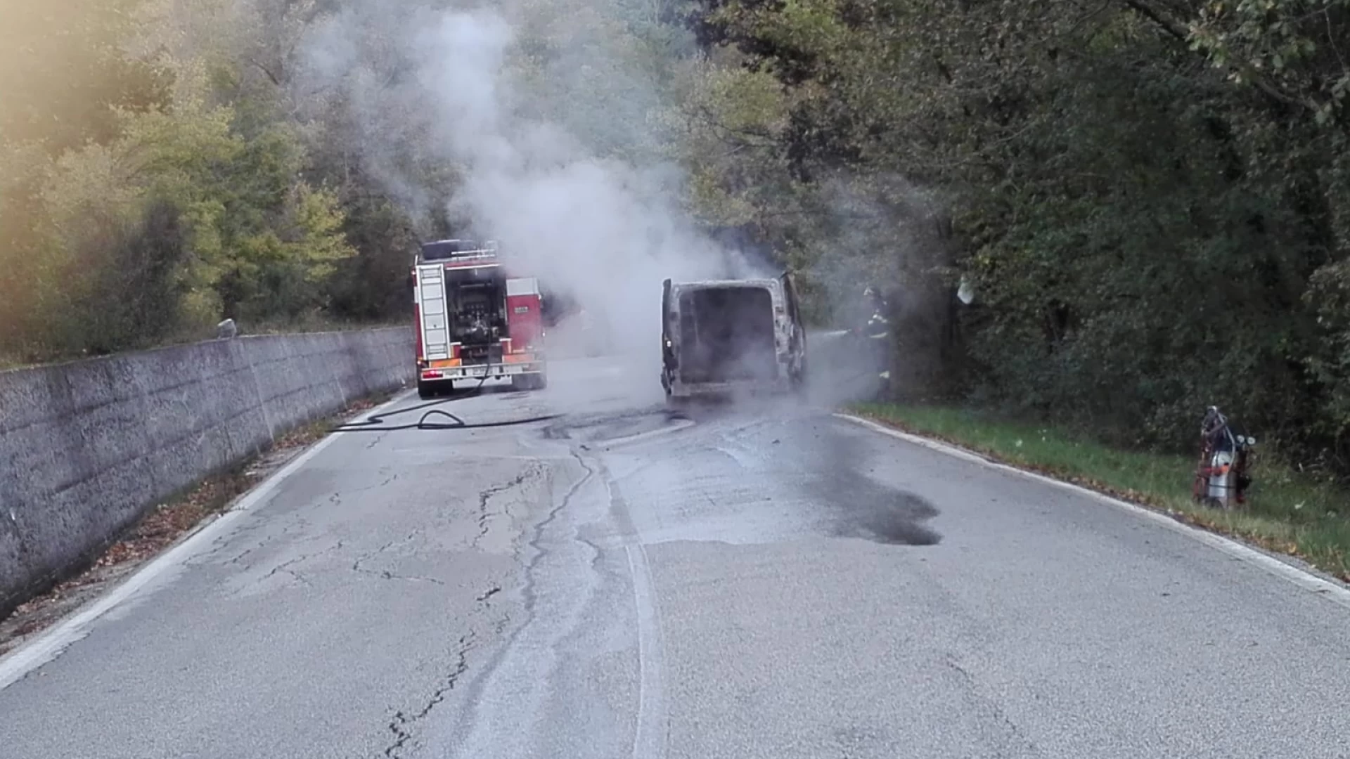 Cerro al Volturno: veicolo va a fuoco a pochi passi dall’ingresso del paese. Sul posto i Vigili del Fuoco.