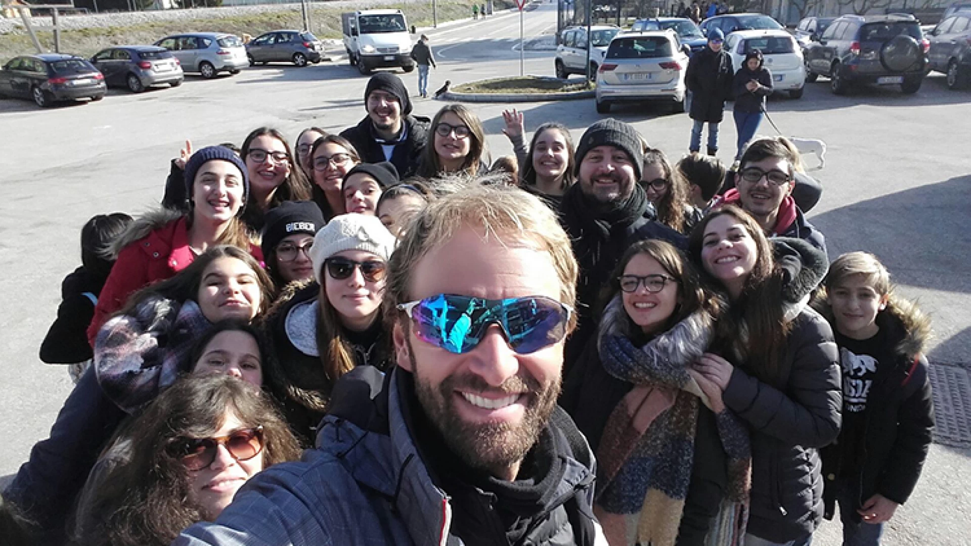 Roccaraso: seflie di gruppo per i giovani collesi e Don Vincenzo Frino con il campione olimpico Massimiliano Rosolino. Il nuotatore incontrato al palaghiaccio di Roccaraso.