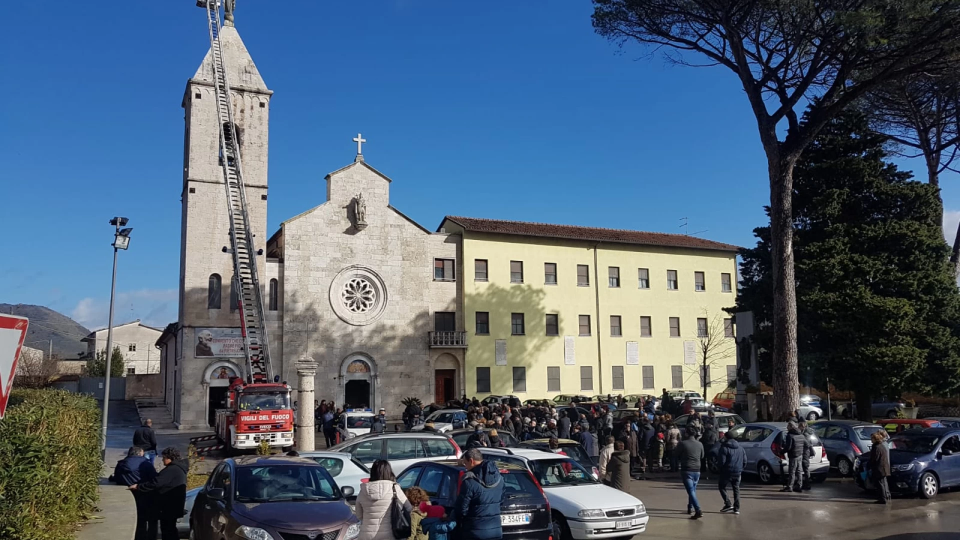 Venafro: i Vigili del Fuoco come da tradizione mettono la corona alla Madonna presente sul convento di San Nicandro