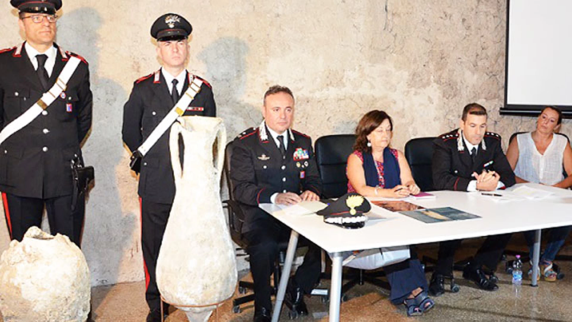 Venafro: I Carabinieri consegnano alla Soprintendenza Archeologica, anfore romane di epoca imperiale, ritrovate durante un’attività di indagine.