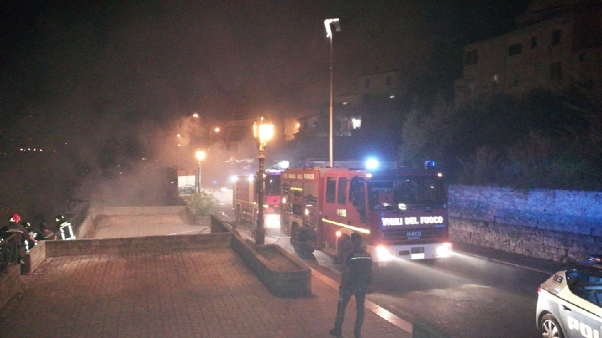 Isernia: incendio in atto nel centro città. Le fiamme invadono una scarpata di via Roma nei pressi del centro storico.