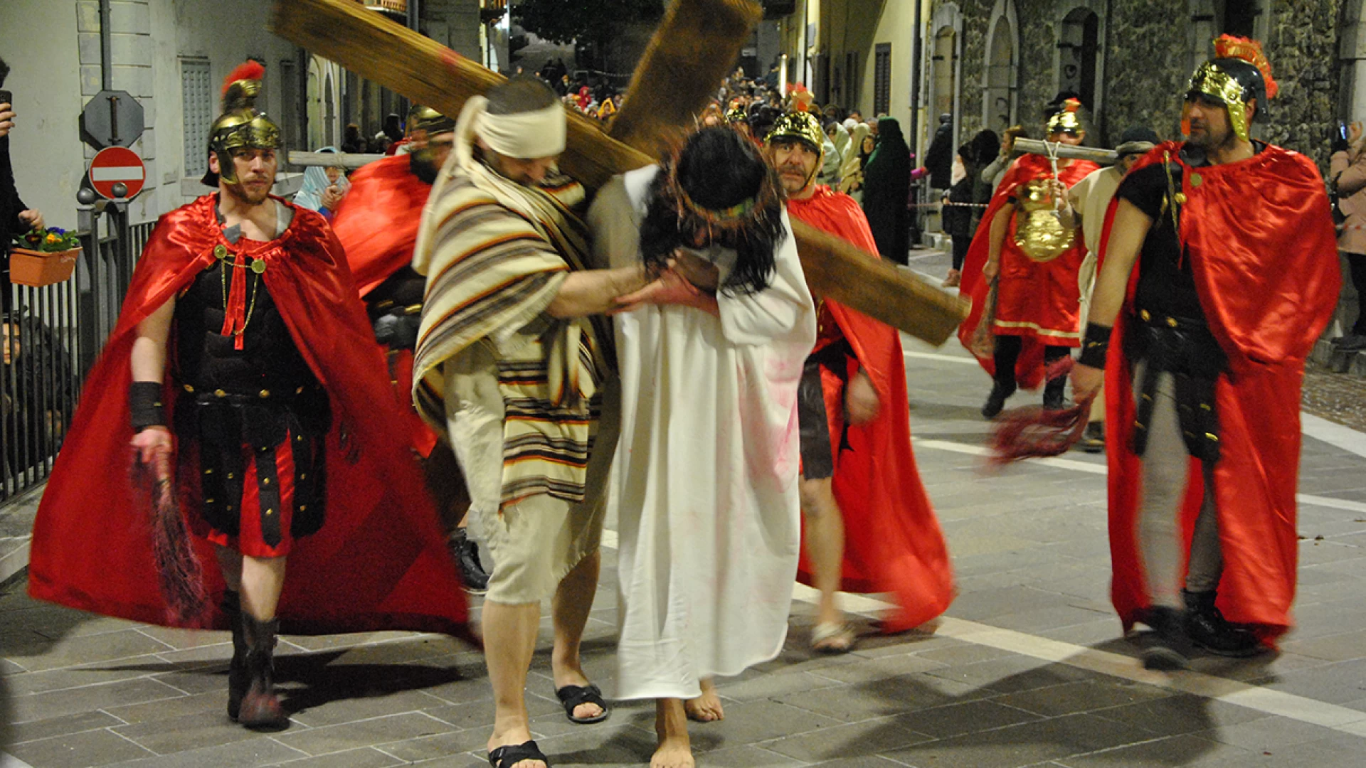 Colli, cresce l’ attesa per la Via Dolorosa. Guarda il nostro servizio video.