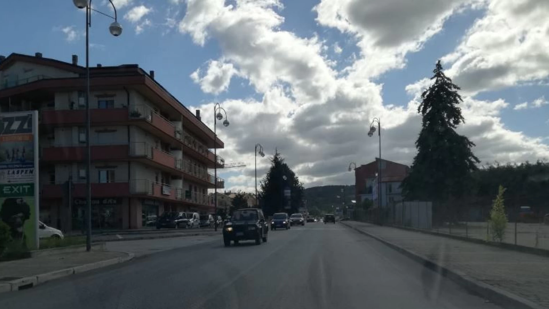 Isernia: gruppo di migranti prende d’assedio attività commerciale. Calci, pugni e sputi a porte e vetrate del locale di Viale dei Pentri. Denuncia presentata dai gestori.