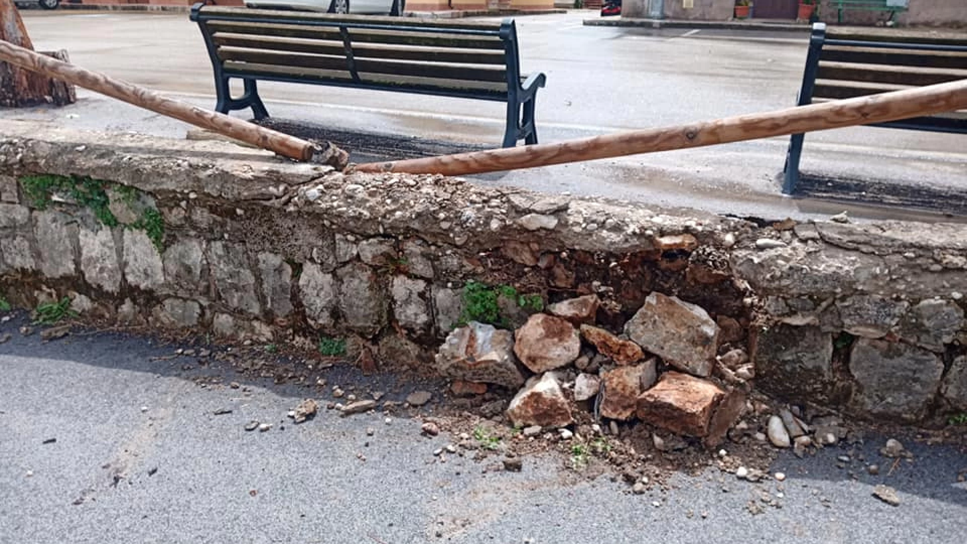 Conca Casale: bomba d’acqua di 5 minuti produce danni considerevoli in paese. Distrutto un muretto e divelti rami dagli alberi.