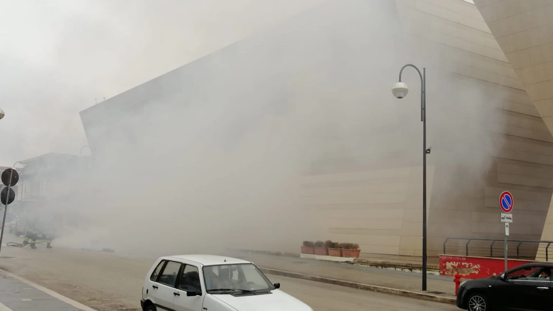 Isernia: a fuoco rifiuti dinanzi l'Auditorium Unita' d'Italia. Sul posto Polizia e Vigili del Fuoco. Si pensa al dolo