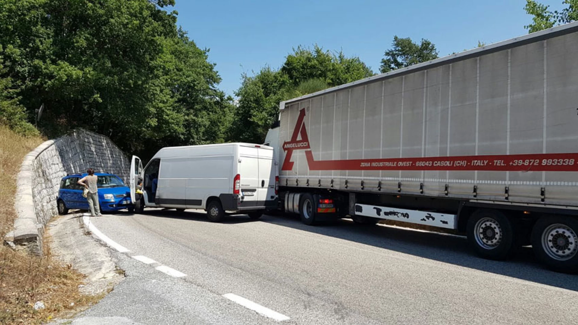 Montaquila: traffico in tilt sulla 158. Si ribalta autoarticolato contenente container. Sul posto Polizia, Vigili del Fuoco e Carabinieri