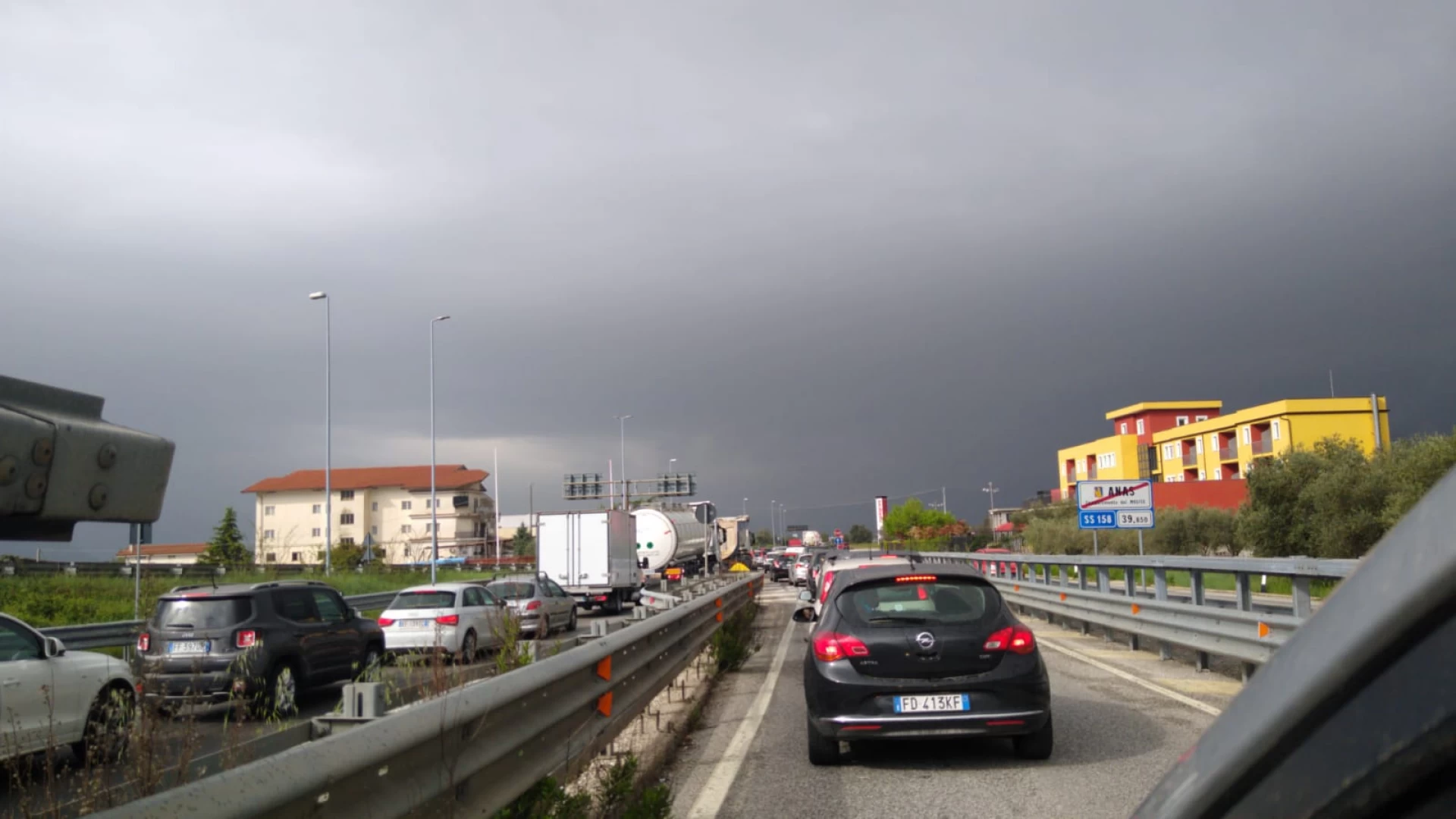 Statale 85 Venafrana completamente bloccata all’altezza di Roccaravindola. Code chilometriche anche sulla variante di Venafro a causa del rifacimento del manto stradale.