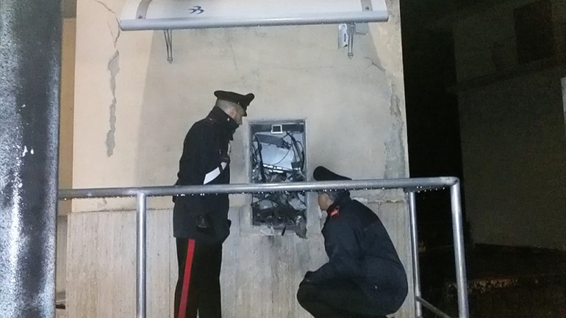 Colli a Volturno: colpo al Bancomat, continuano le indagini dei Carabinieri. La statale 158 la via di fuga. Si visionano le immagini delle telecamere della piazza.