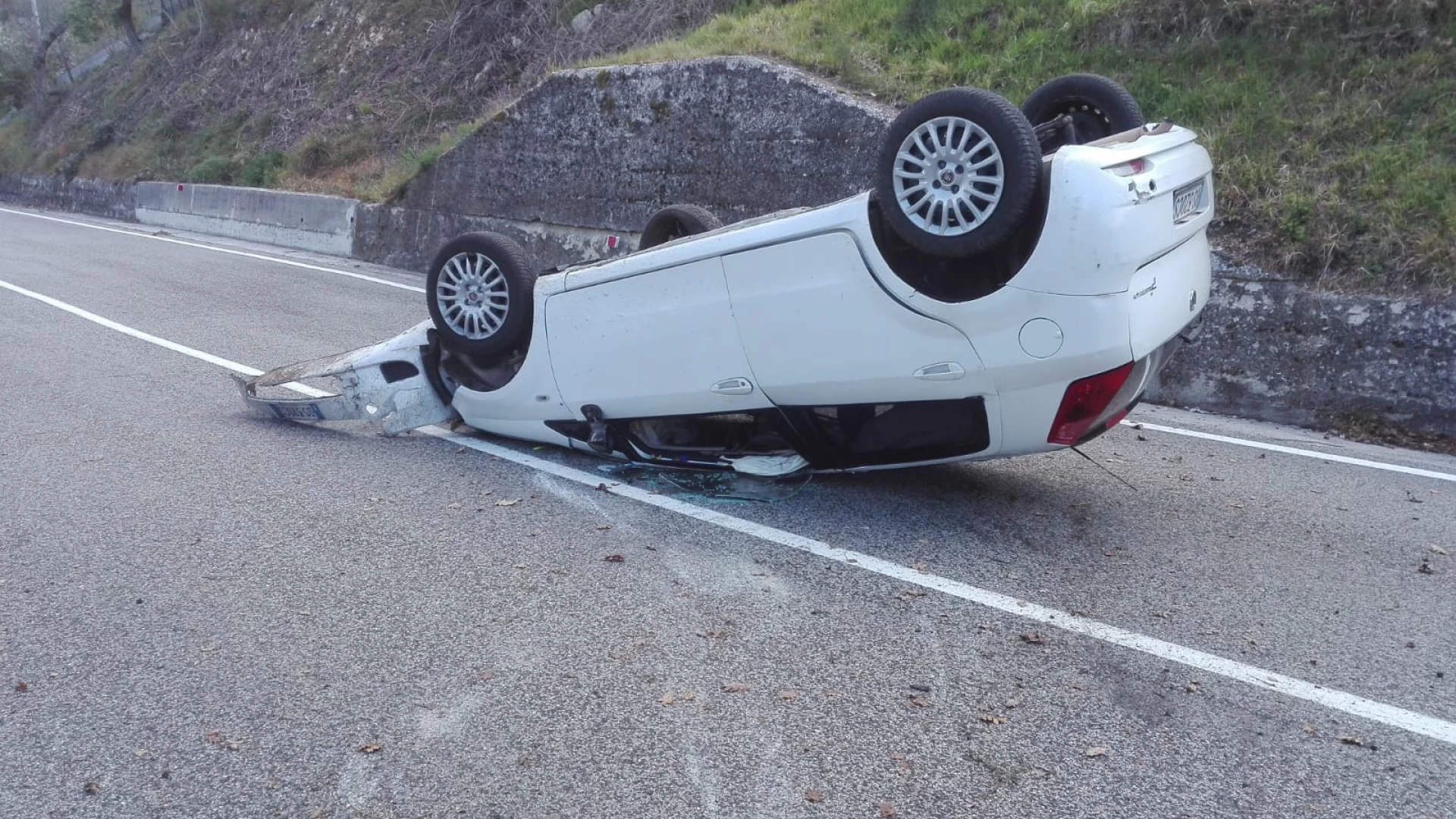 Colli a Volturno: auto si ribalta sulla provinciale Vandra. A bordo c'erano dei giovani