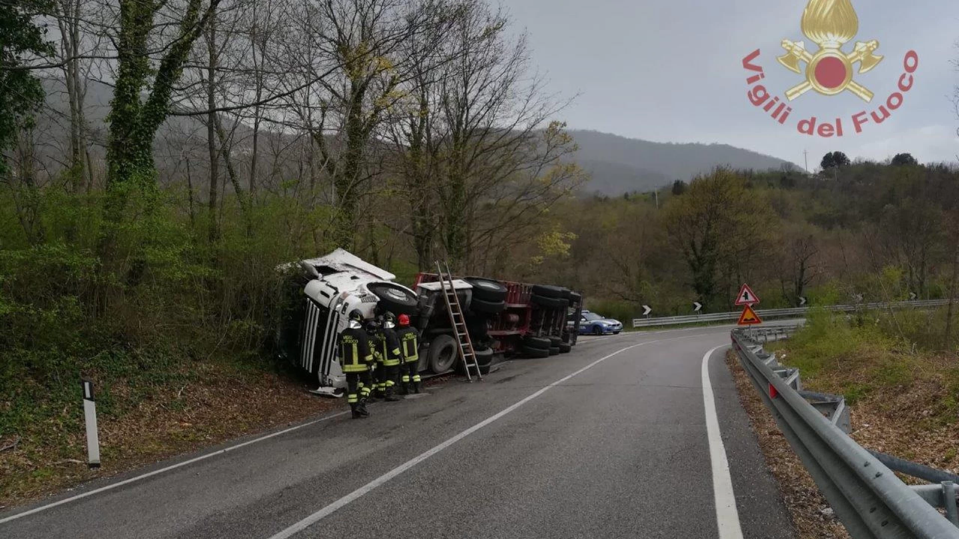 Montaquila: i Vigili del Fuoco hanno terminato le operazioni di recupero del tir ribaltato nel pomeriggio