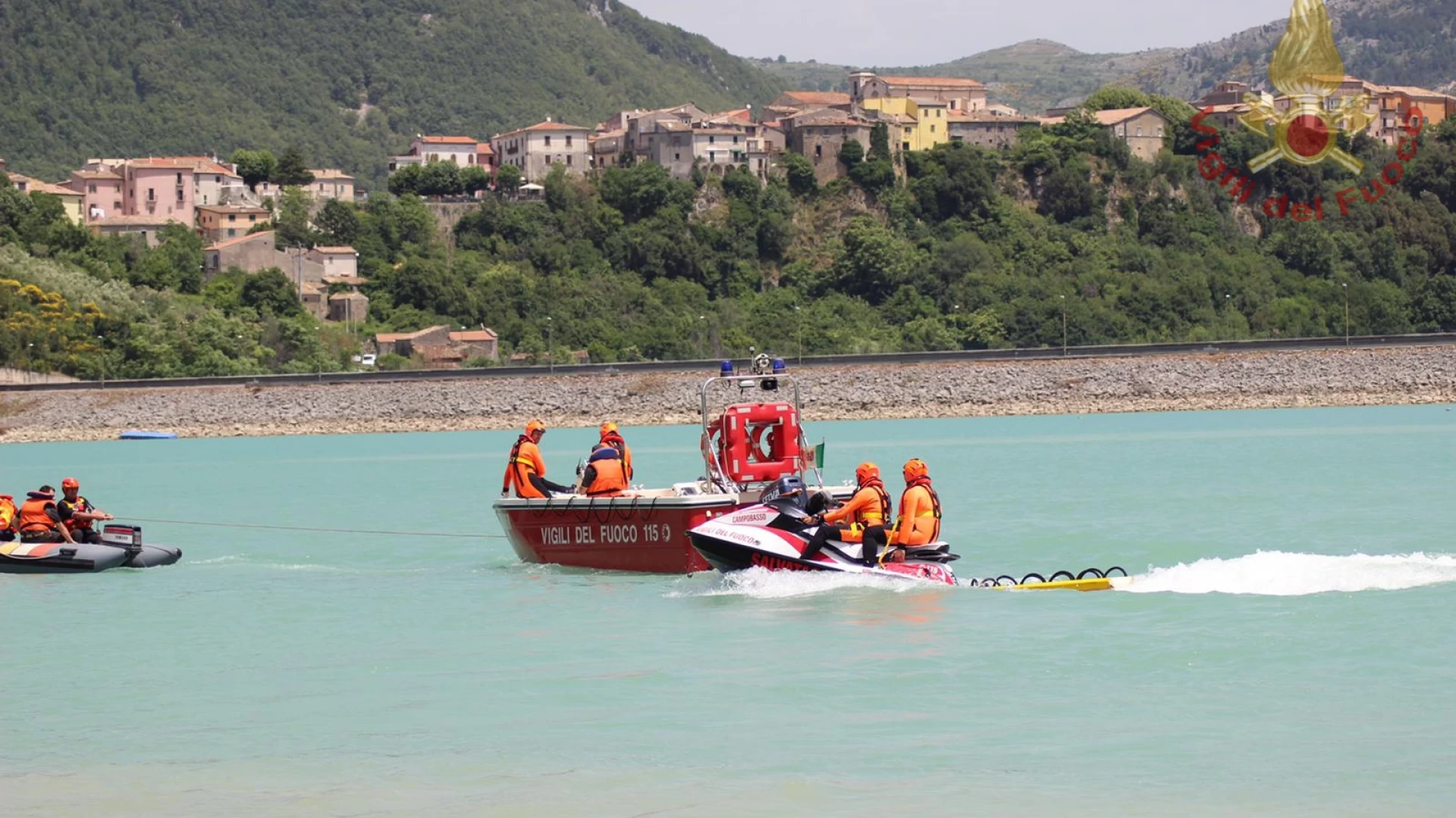 Castel San Vincenzo: paura per un bagnante soccorso dai Vigili del Fuoco sul lago. Era andato troppo a largo con il materassino.