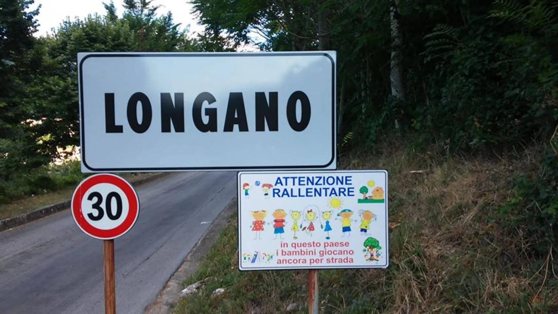 Longano: il comune installa segnaletica stradale pro-bimbi all’ingresso del paese. Limite di 30Km orari dove giocano i piccoli per strada.