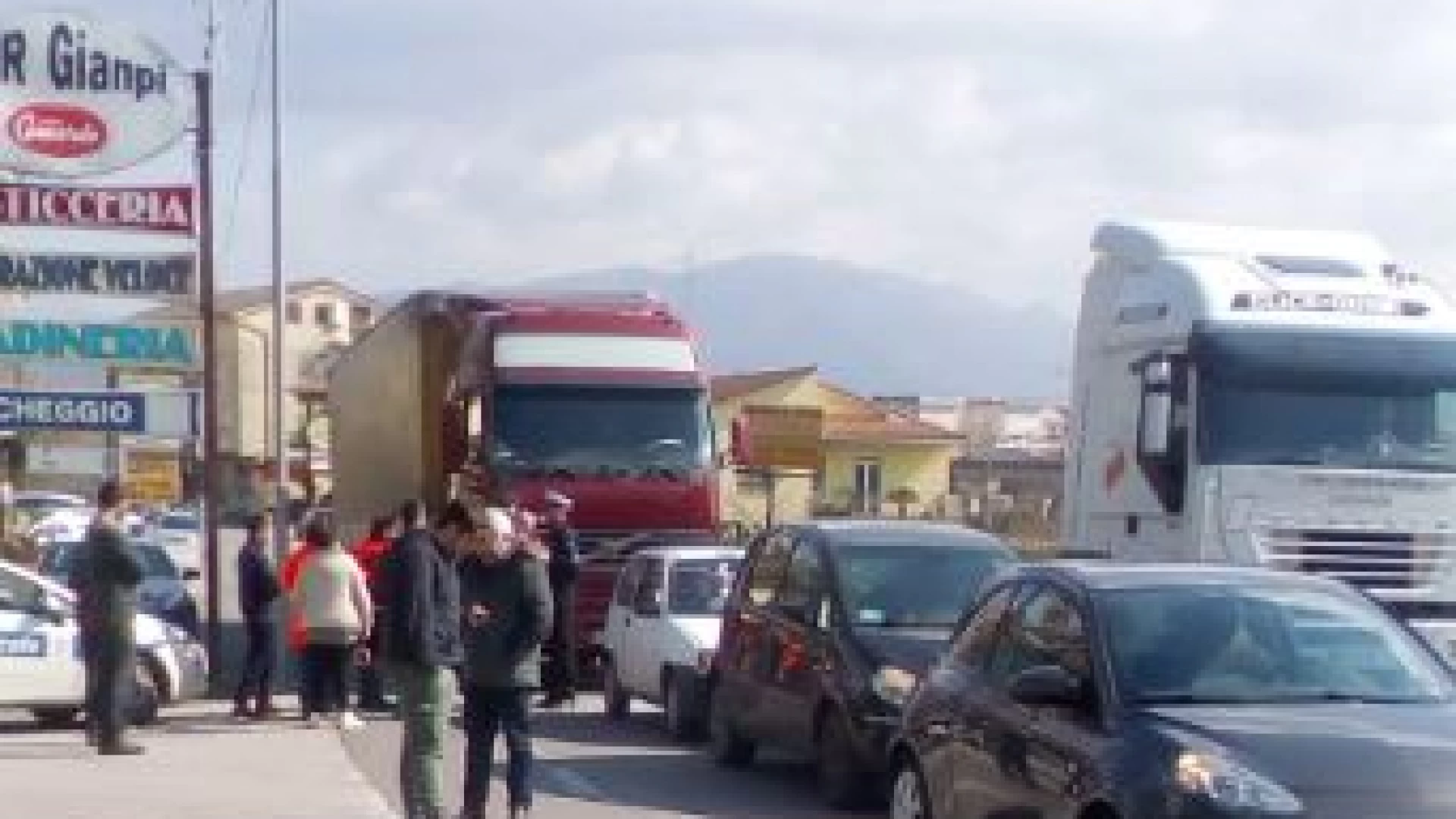 Venafro: ennesimo incidente nei pressi del Santissimo Rosario. E’ di poco fa la notizia di un tamponamento a catena. Due feriti lievi.