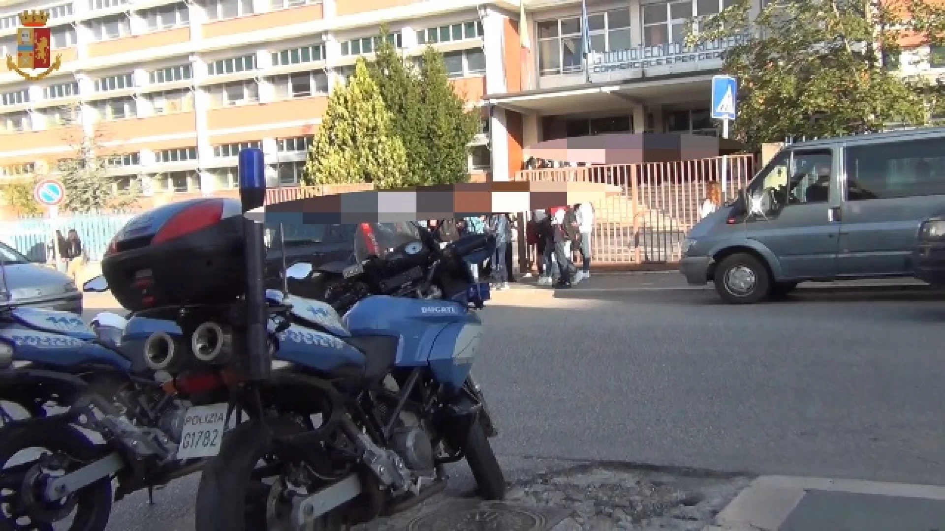 Isernia: riapertura scuole, la Polizia riprende i controlli all’esterno degli istituti. Guarda il video.