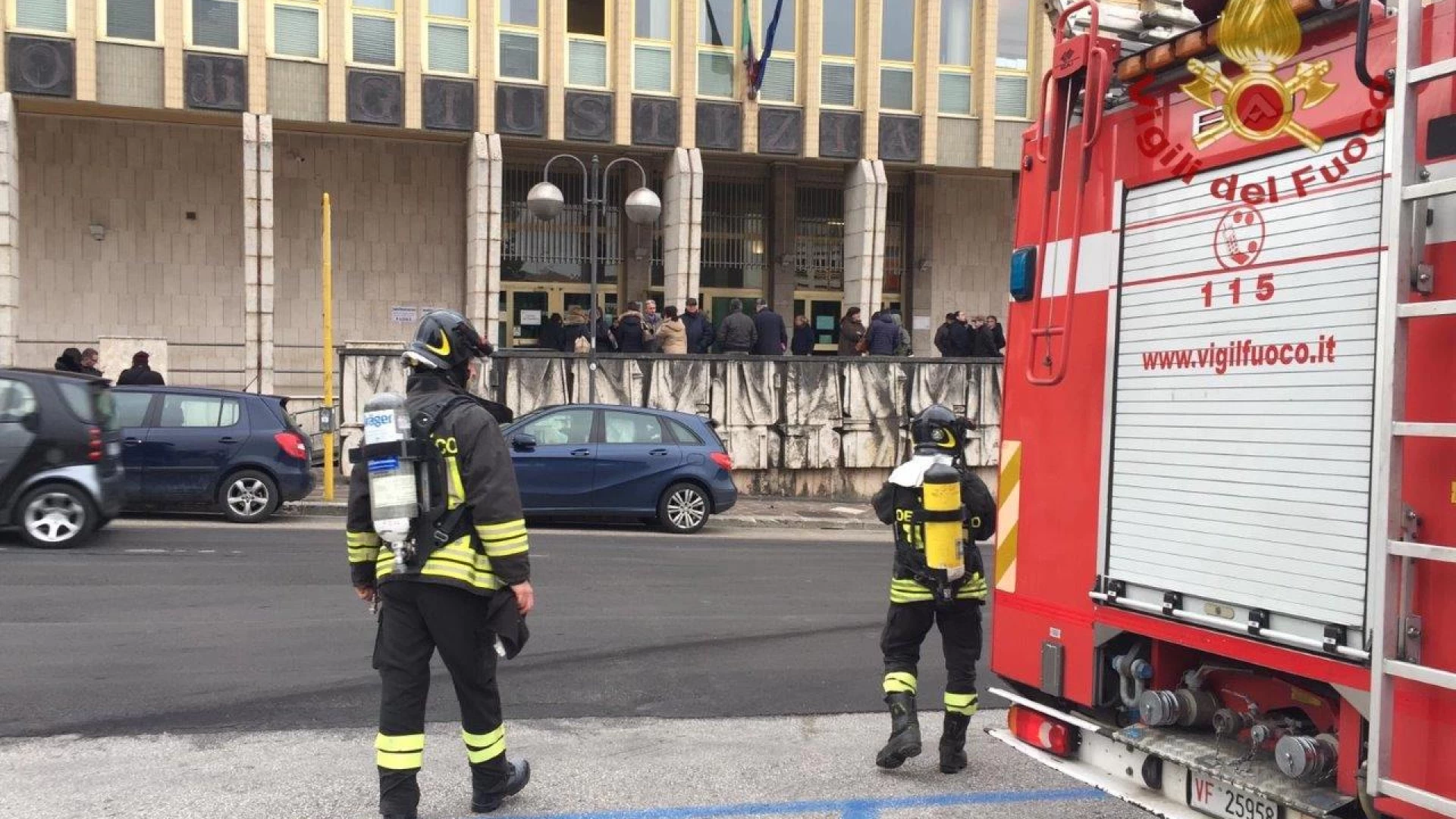 Isernia, principio d’incendio al Palazzo del Tribunale. Intervento dei Vigili del Fuoco pentri.