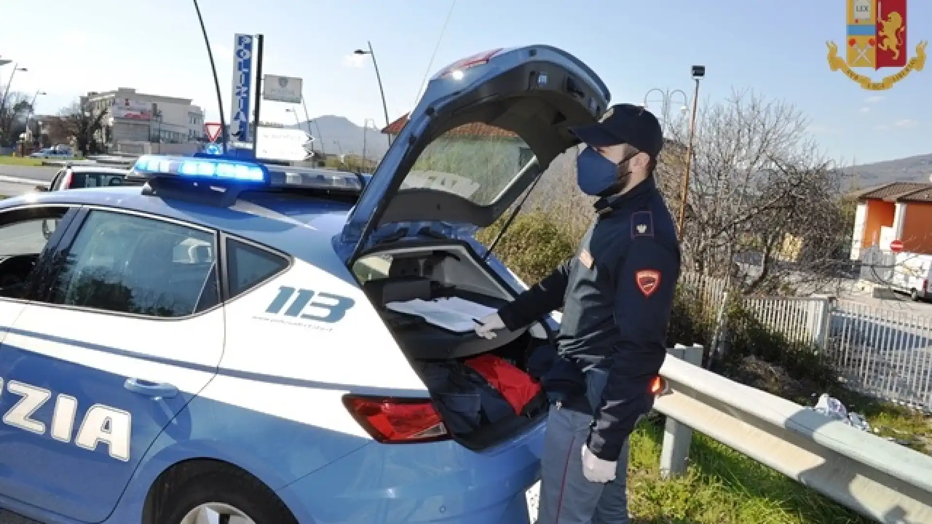 Isernia: giovane sanzionato dalla Polizia. Prendeva il sole su una sdraio in un’area di parcheggio pubblico.