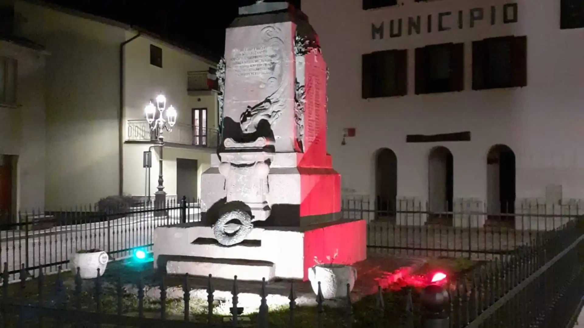 Pietrabbondante: Il Guerriero Sannita, simbolo del Molise, si illumina con il tricolore.