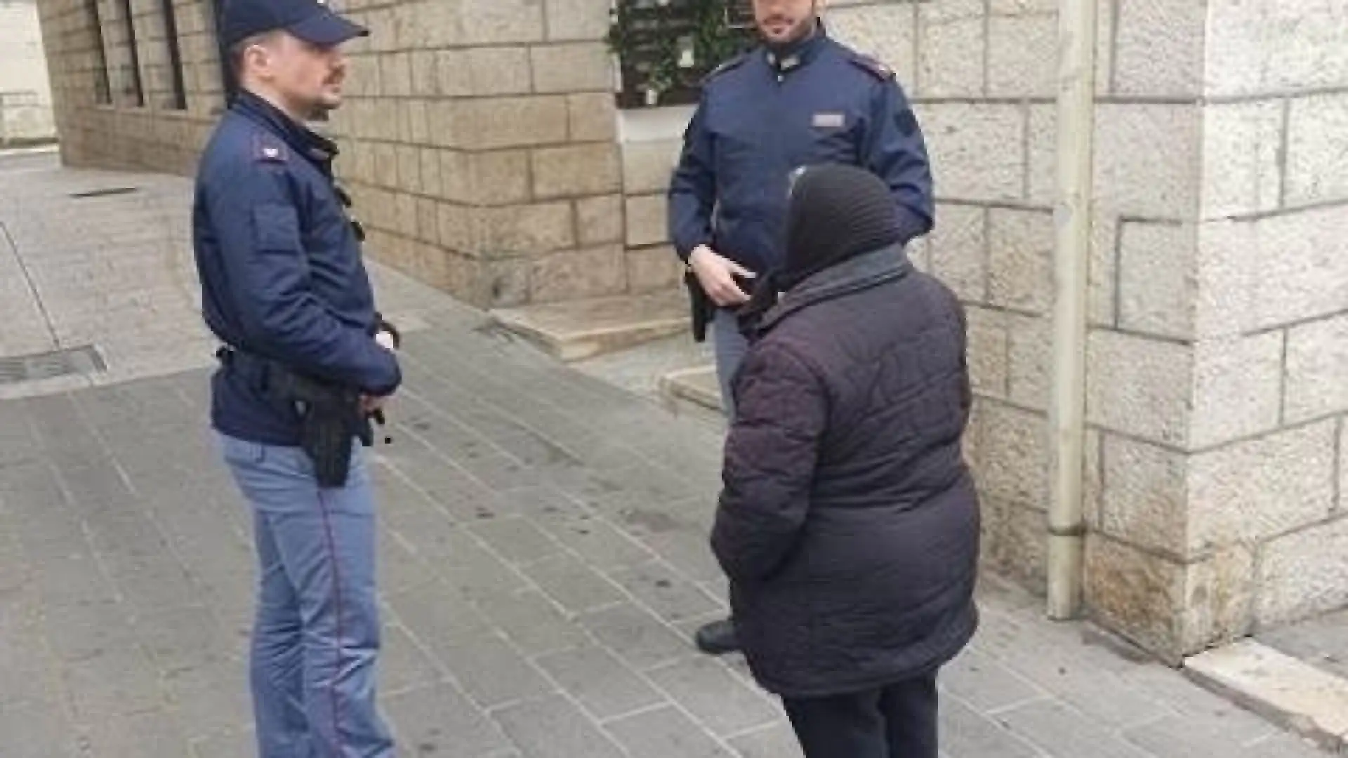 Isernia: la Polizia riconduce a casa anziana smarrita da casa.