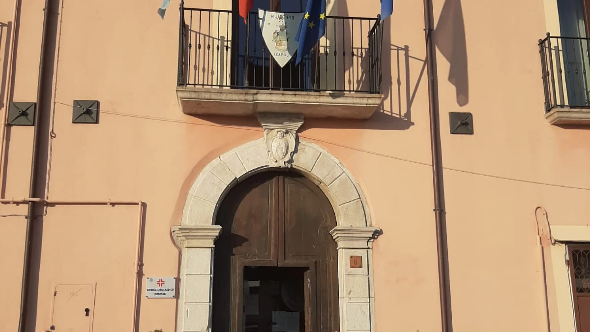 Scapoli: il sindaco Sparacino ammaina la Bandiera Europea dal Palazzo Municipale. Clamoroso gesto del primo cittadino.