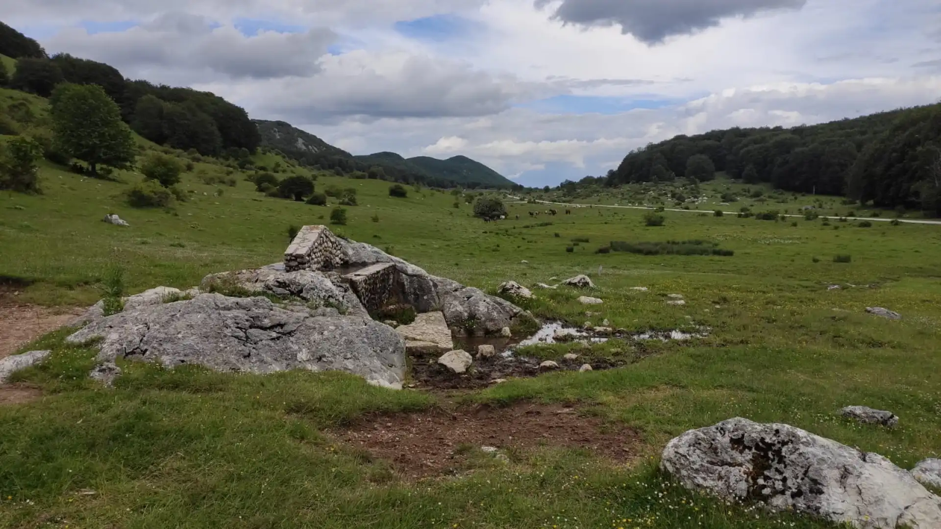 I paesaggi sconfinati del Pianoro le Forme di Vallefiorita. Esiste ancora una “Valle” ricca di sorprese.