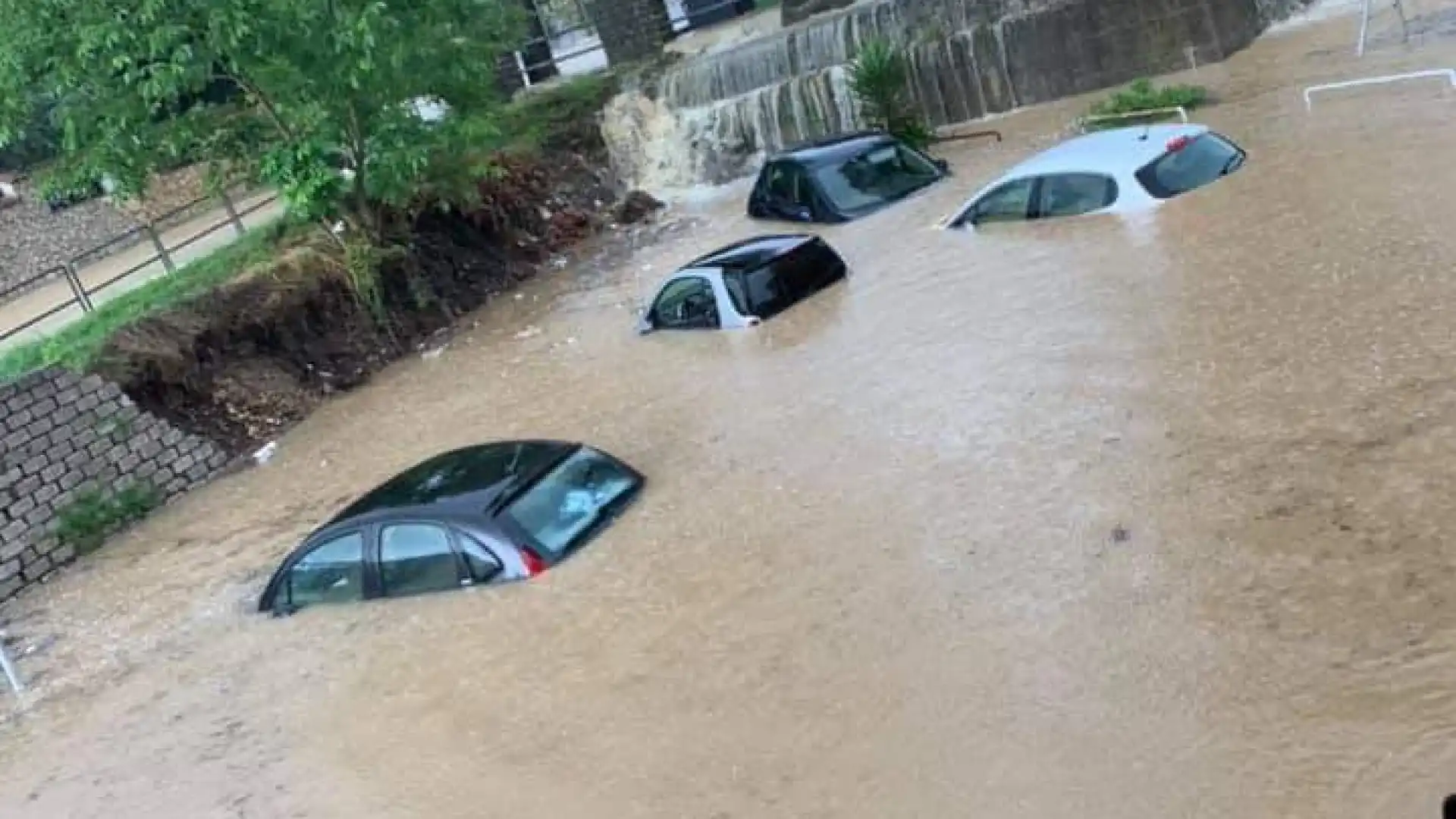 Castelnuovo Parano: il fiume Liri esonda e fa crollare un ponte, allagamenti nel Cassinate. Guarda video e foto.