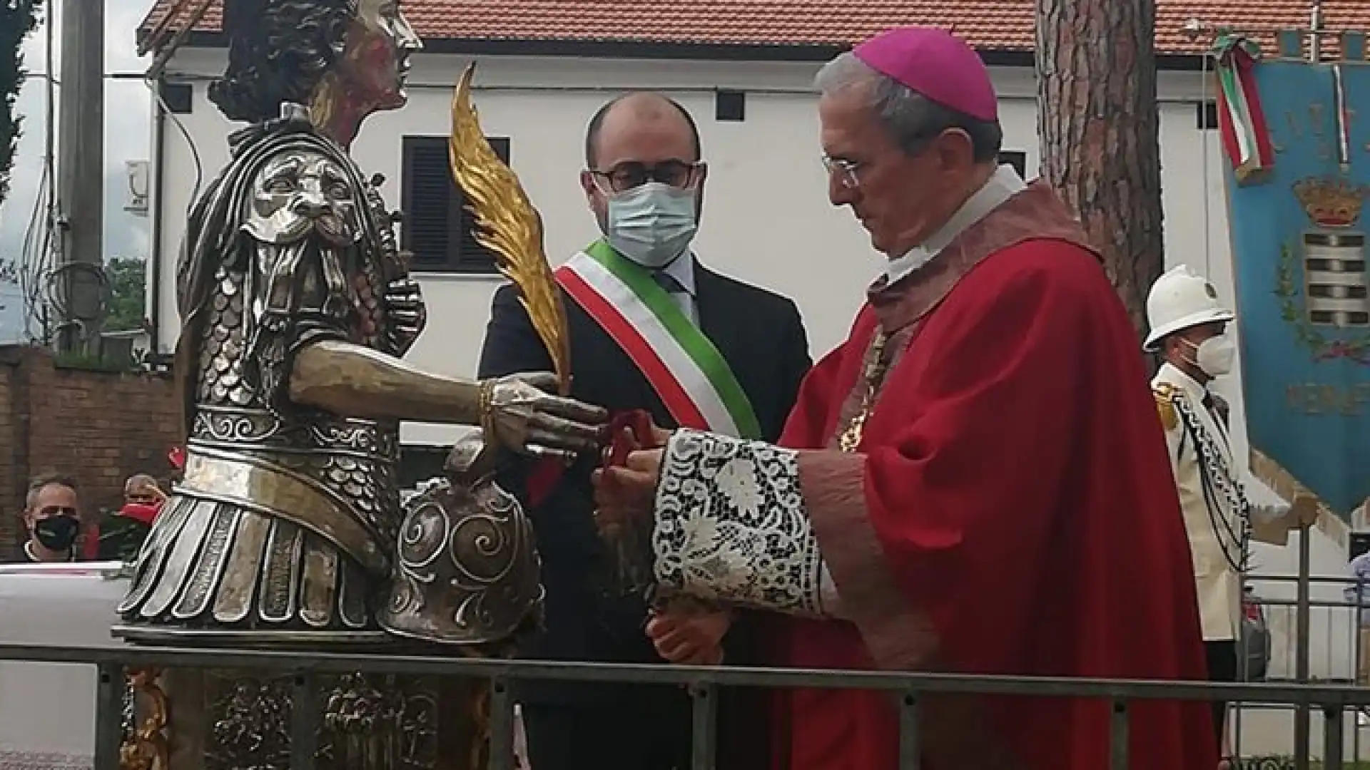 Venafro: un San Nicandro differente. Messa all’aperto con numeri ridotti. Ma l’amore dei venafrani non muore mai.