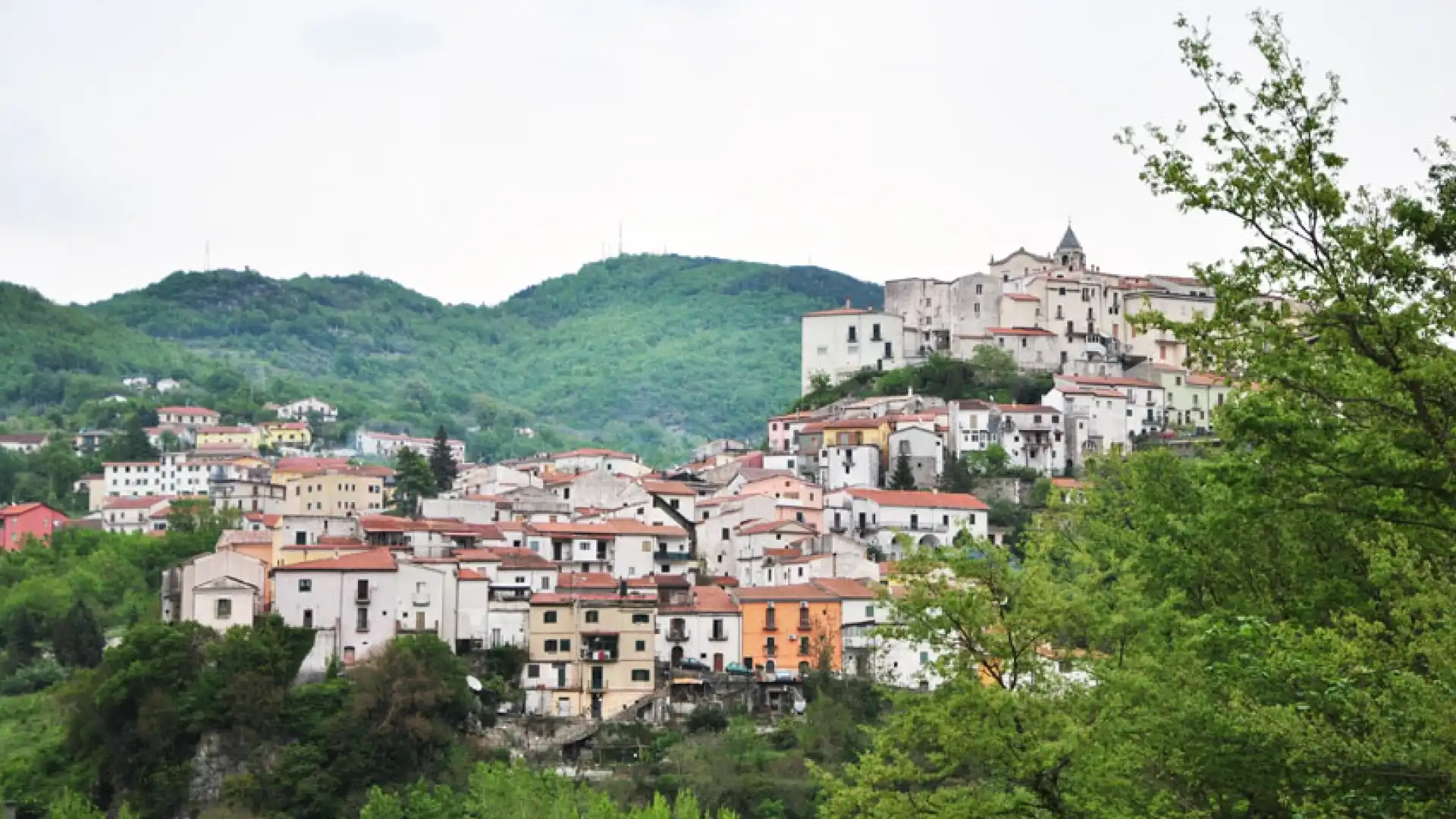 Riprendono le celebrazioni religiose. A Colli a Volturno il comune sanifica la chiesa di San Leonardo.Guarda il video