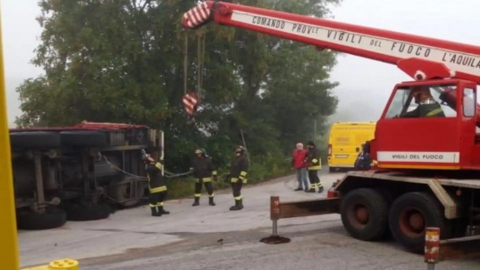 Castel Di Sangro: si ribalta mezzo pensate sulla statale 17 a confine con Rionero Sannitico. Illeso il conducente.