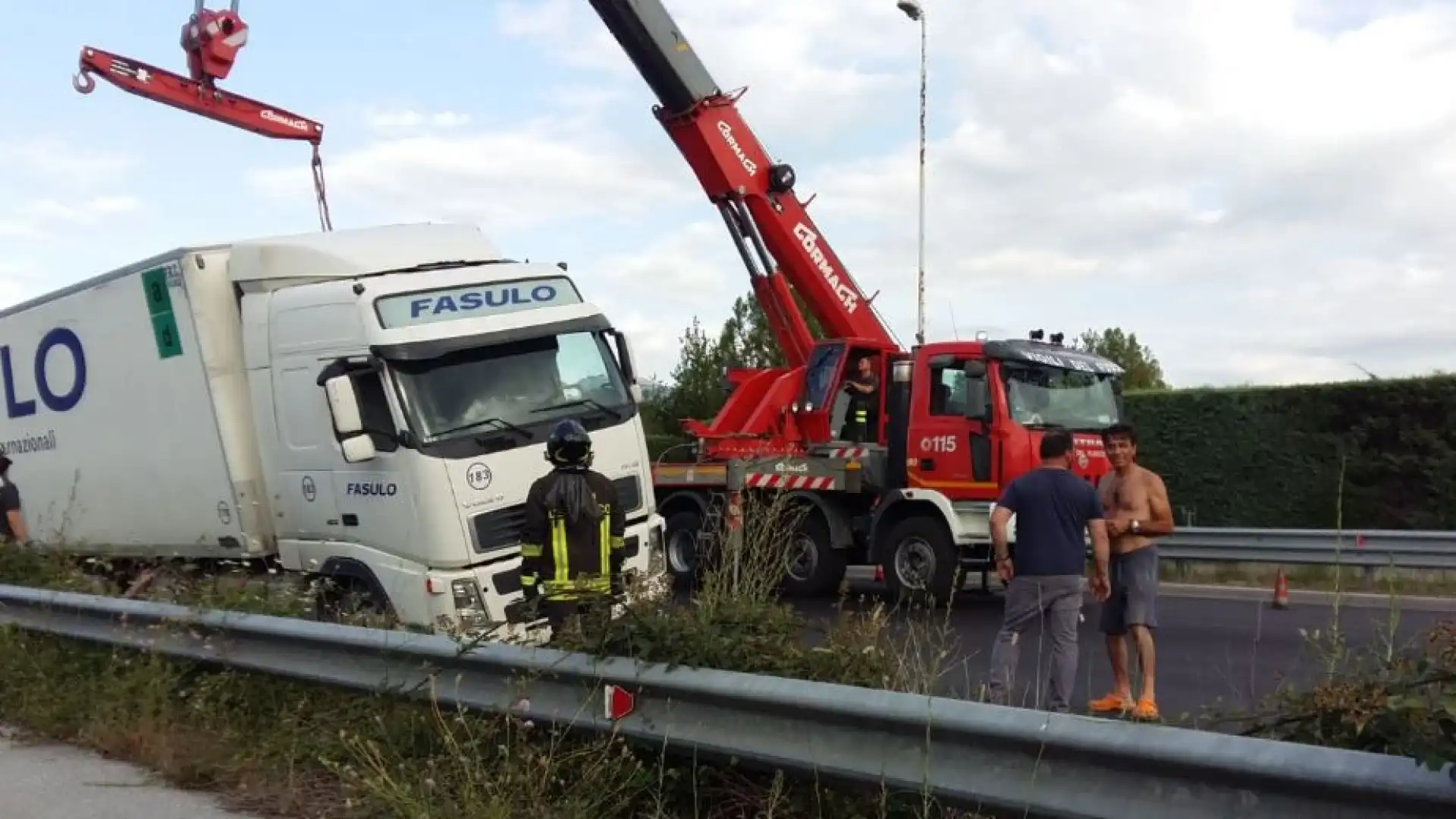 Macchia d’Isernia: mezzo pesante finisce fuori strada. Traffico in tilt sulla statale 85 Venafrana. Intervento dei Vigili del Fuoco.