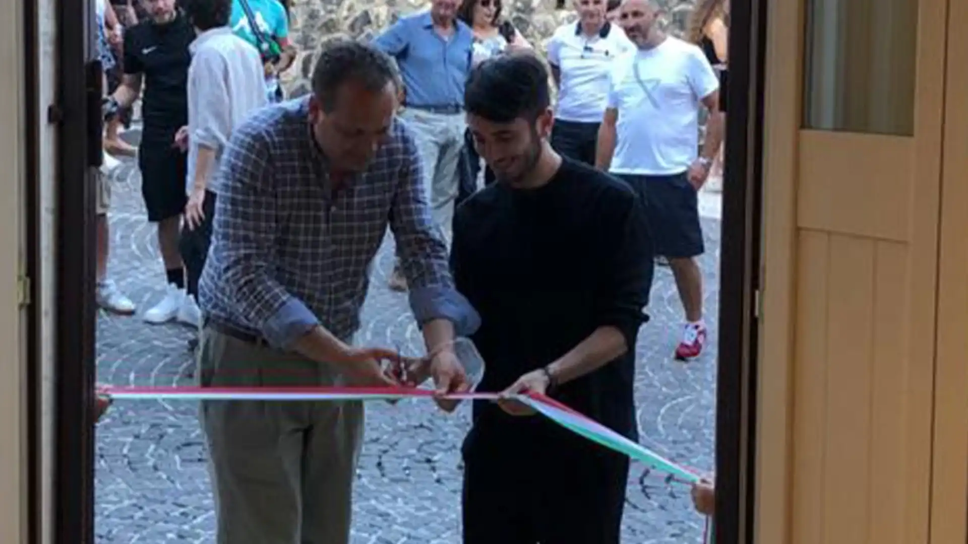 Colli a Volturno: si è realizzato il grande sogno di “Manu Barbershop”. Taglio del nastro in paese per l’attività di Manuel Ucciferri.
