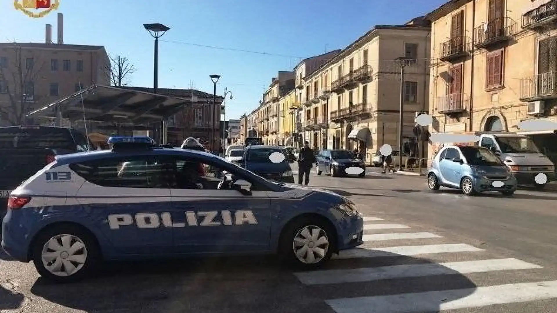 Isernia: poliziotti di quartiere spengono un incendio divampato dal motore di un’autovettura. Guarda il video.