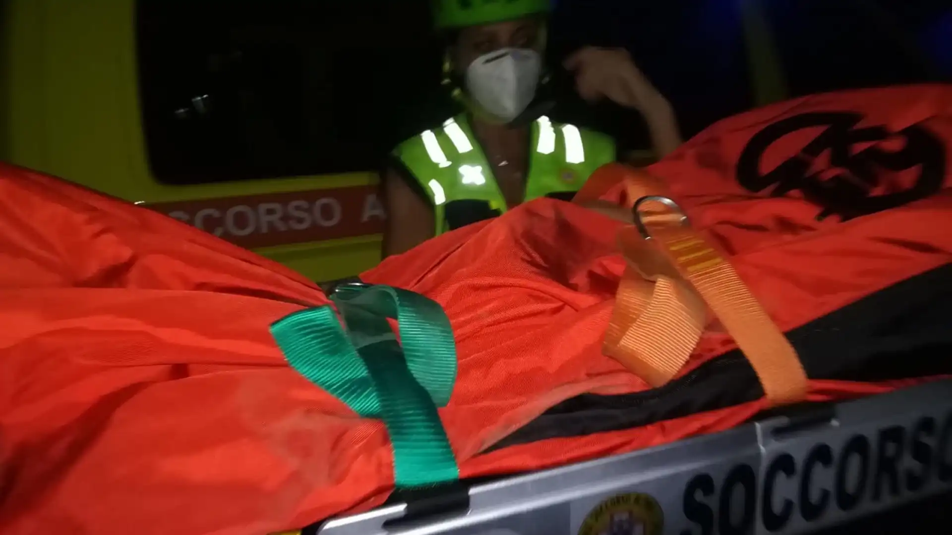 Cascate di Carpinone, il Soccorso Alpino porta in salvo giovane infortunatasi alla caviglia nella discesa