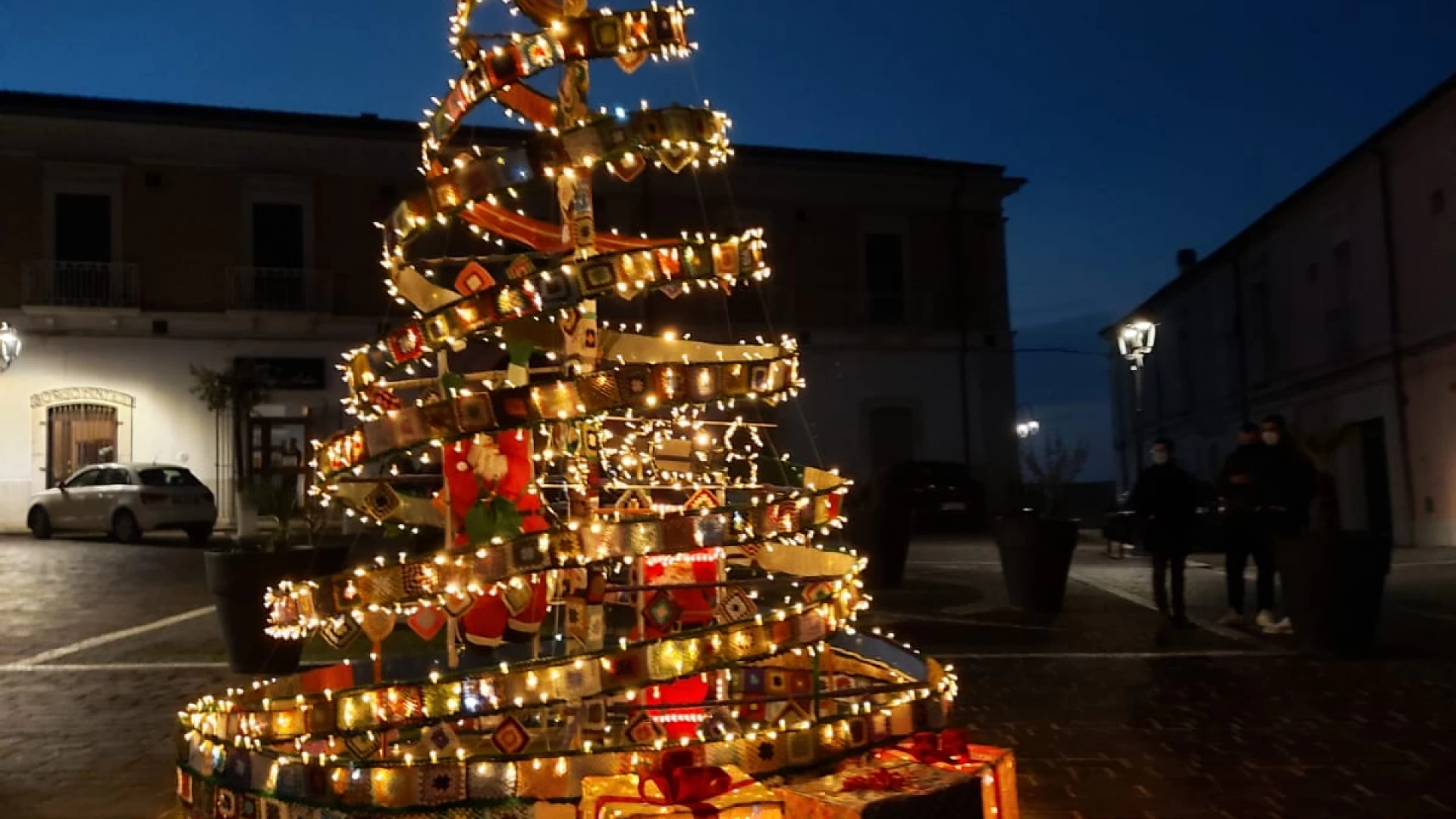A San Martino in Pensilis si illumina l’albero all’uncinetto dell’AVOS