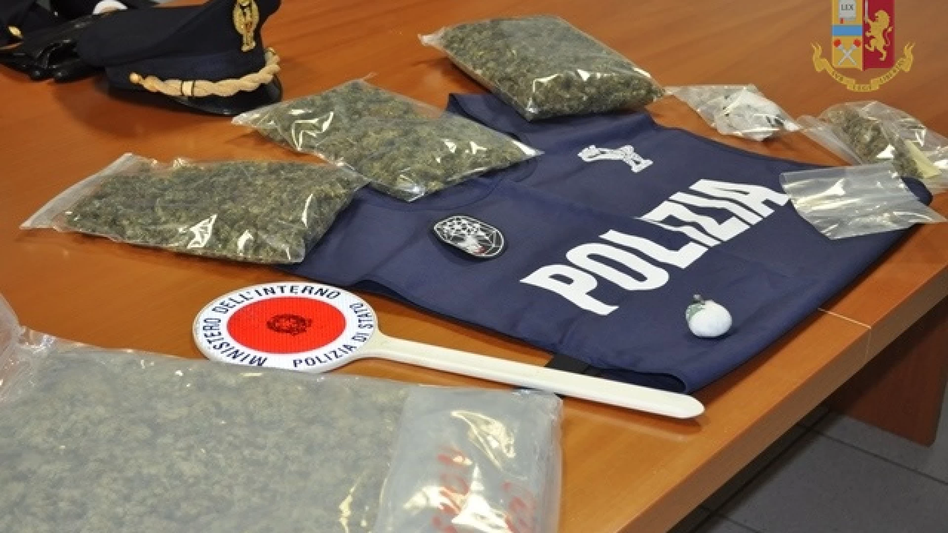 Isernia: arrestata giovane donna, trasportava marijuana e cocaina destinata alla vendita per le festività di fine anno.