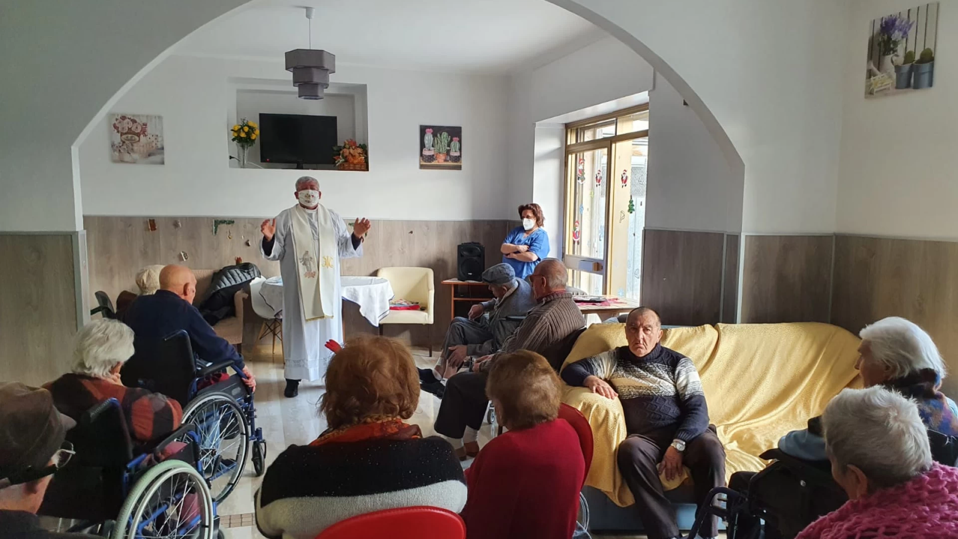 Fornelli: a Villa Irene gli ospiti celebrano il Santo Natale spiritualmente. In struttura la visita di Don Giuliano Lilli.