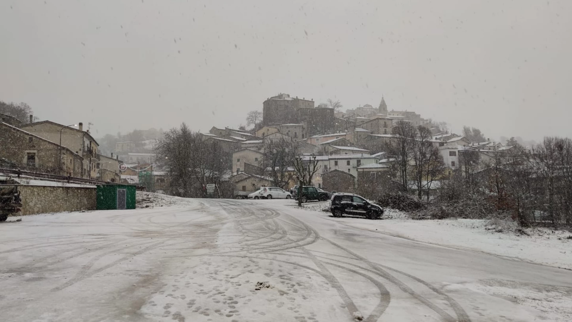 Alta Valle del Volturno e Alto Sangro imbiancati da copiose nevicate. Il manto nevoso ha già raggiunto diversi centimetri di altezza.