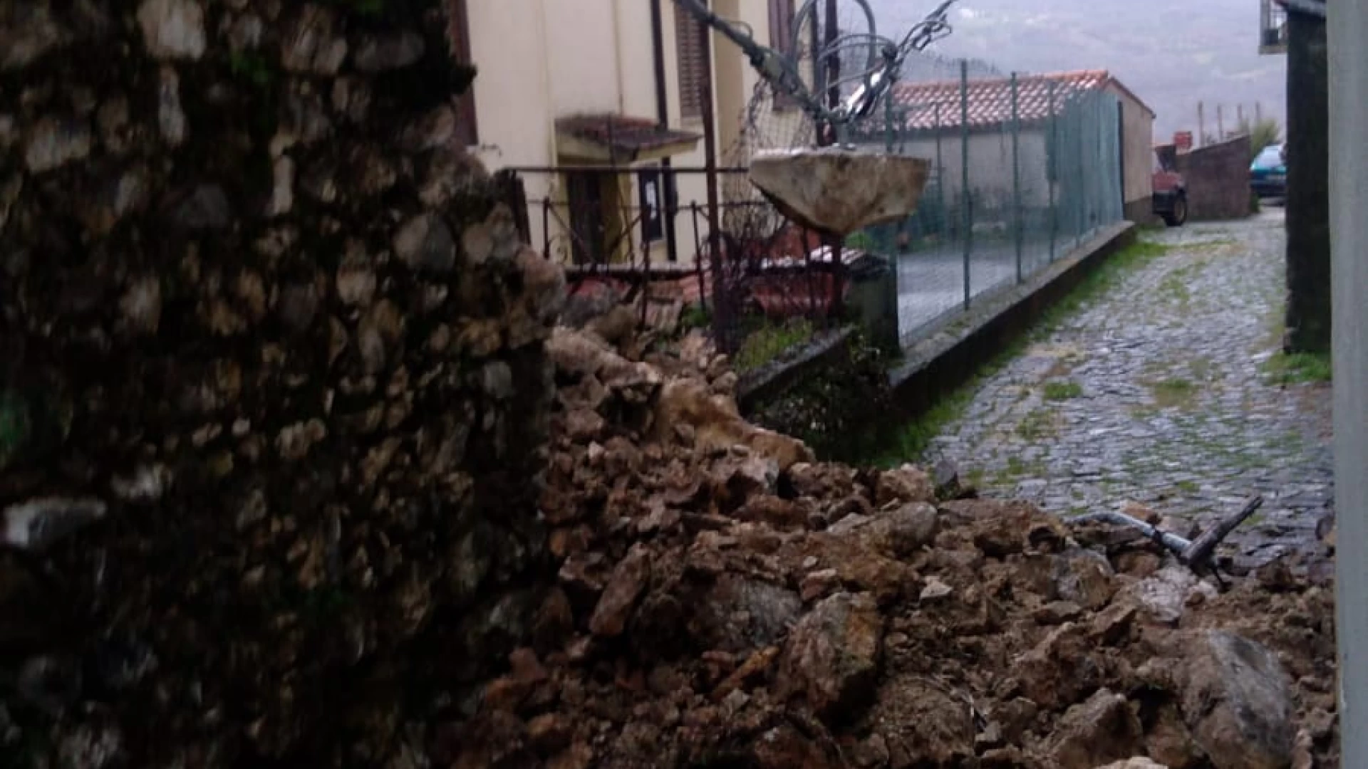 Colli a Volturno: smottamenti e crolli. Frana un muro nel centro storico a causa delle infiltrazioni d’acqua. Vigili del Fuoco sul posto.