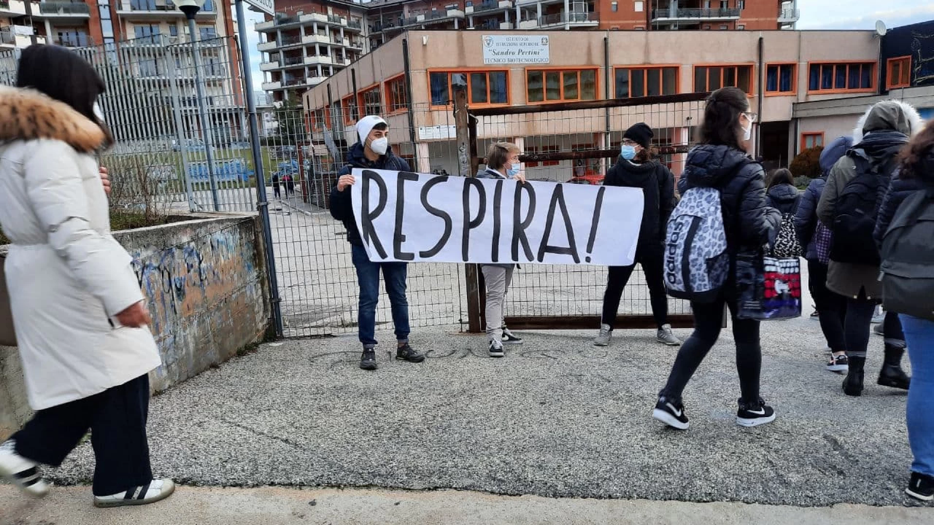 Campobasso: Il Blocco Studentesco espone striscioni contro la crisi della scuola ed invita alla protesta ‘in presenza’