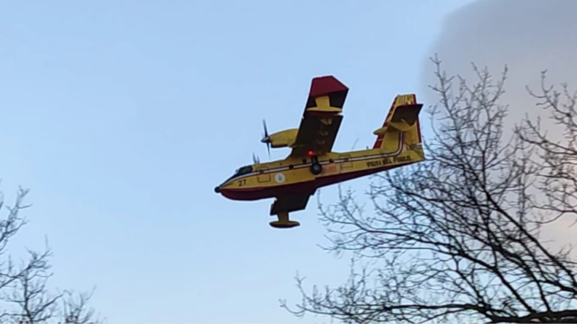 Longano: in fiamme cinque ettari di Macchia Mediterranea. Vigili del Fuoco impegnati per ore. Utilizzato anche un Canadair. Guarda il video.