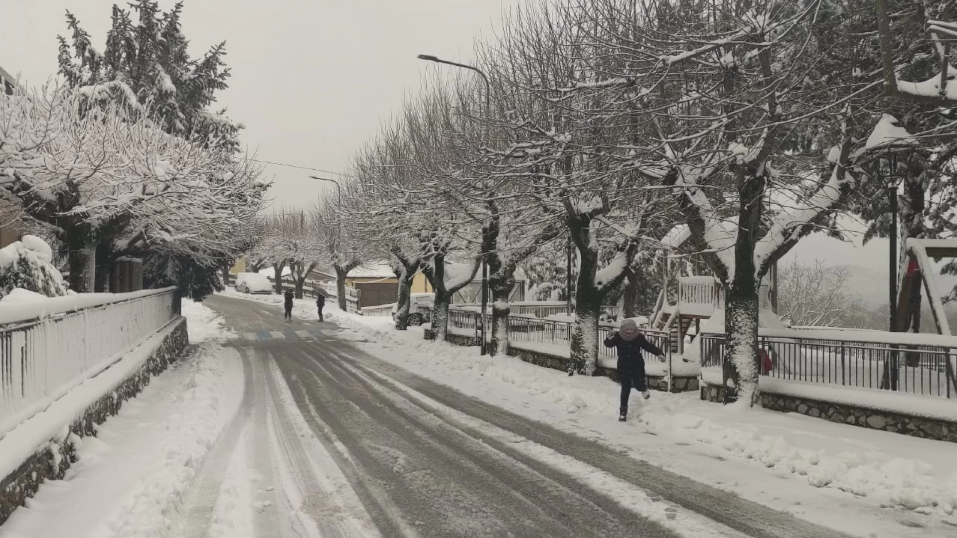 Neve nell'Alta Valle del Volturno. A Castelnuovo la coltre bianca arriva a 25cm. Guarda le foto