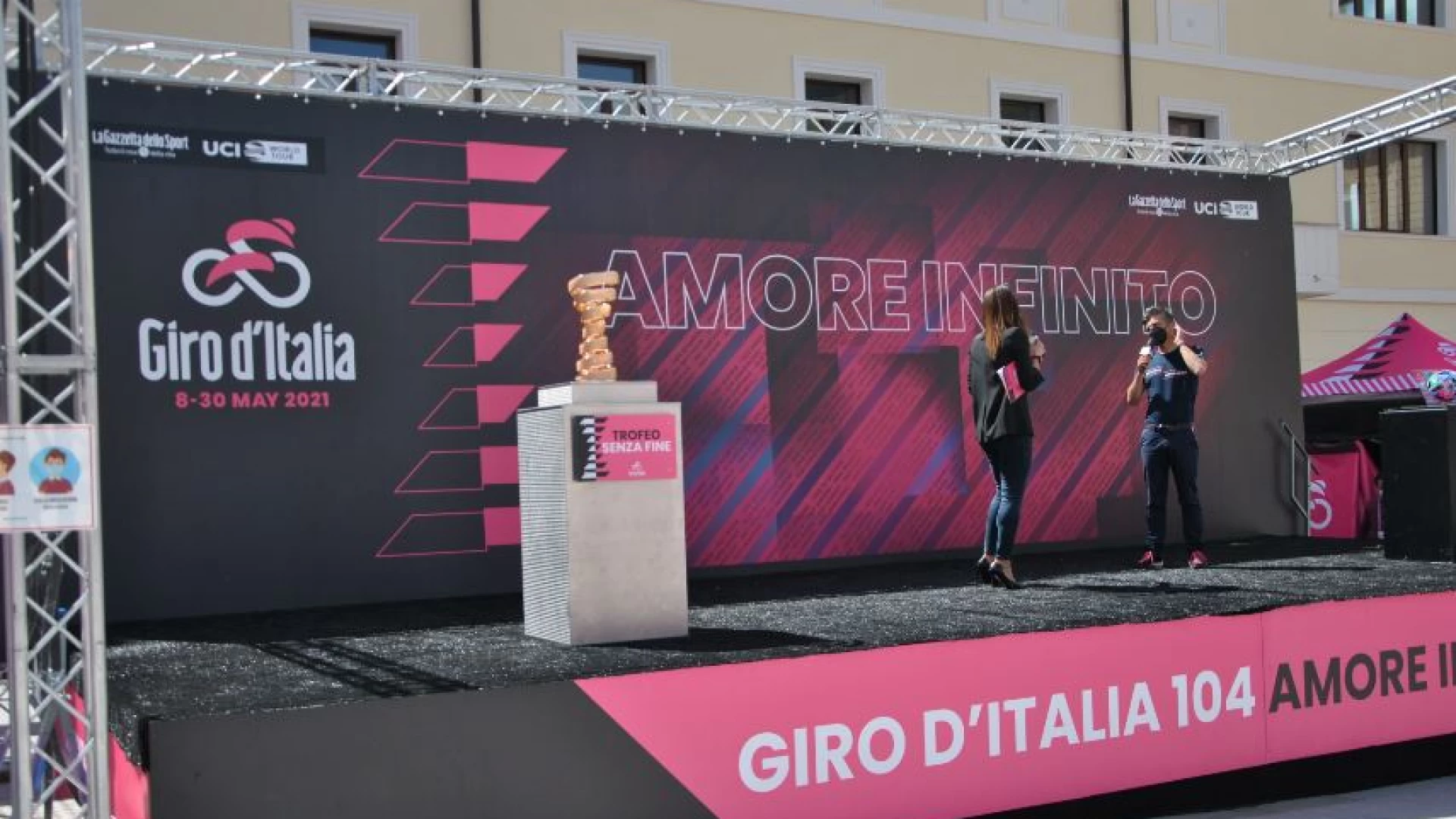 Castel Di Sangro: la città si colora di rosa per il Giro d’Italia. Caruso: “Il nostro segnale di rinascita”. Guarda il servizio.