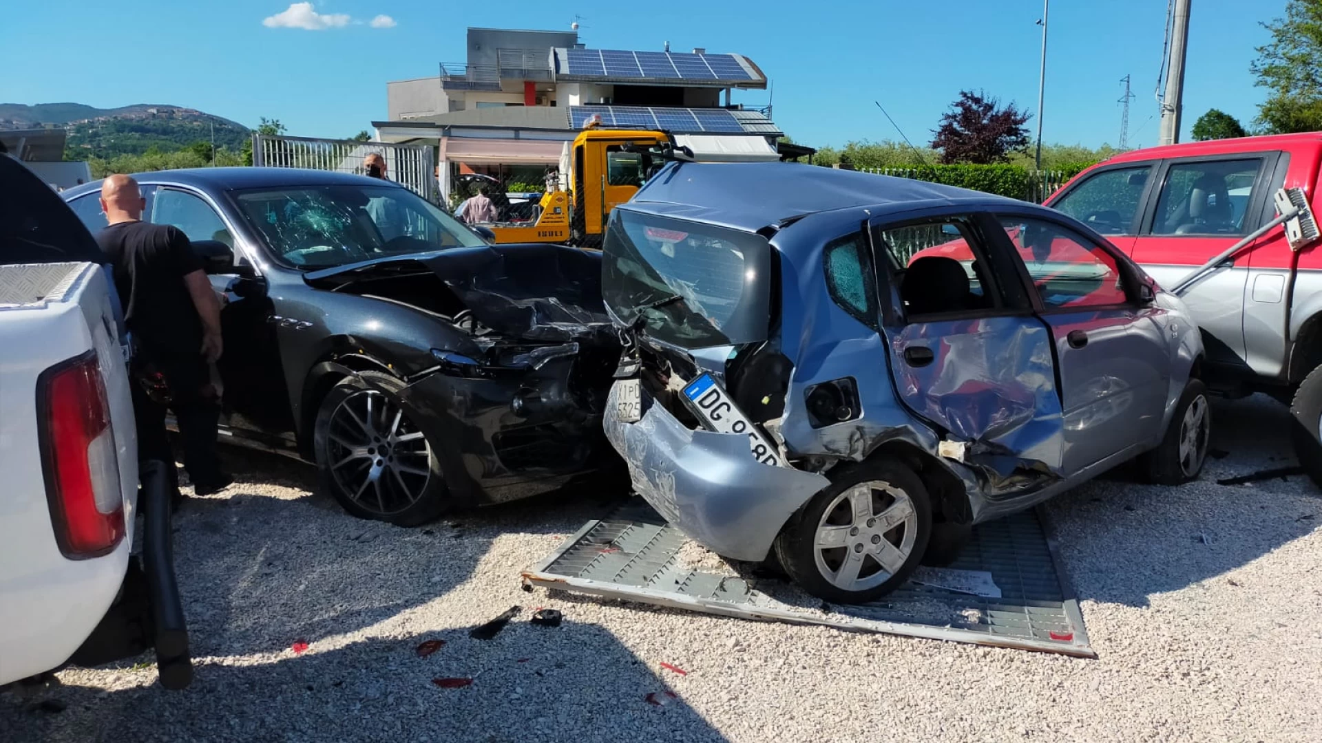 Montaquila: Suv esce fuori strada e finisce la corsa all’interno di un concessionario di automobili sulla statale 158. Diversi i danni alle vetture nel piazzale.