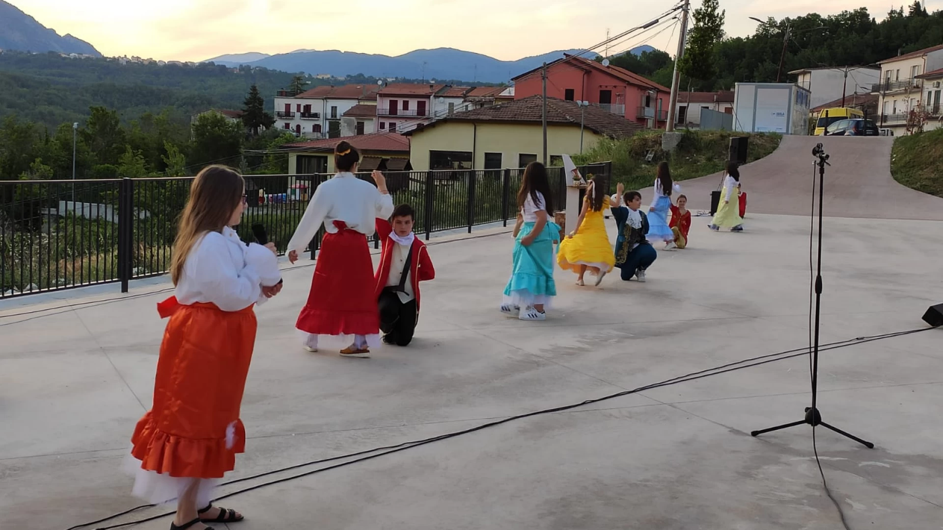 Una fine d’anno scolastico emozionante a Colli a Volturno. Nell’anfiteatro comunale in scena lo spettacolo “La Bella e la Bestia”.