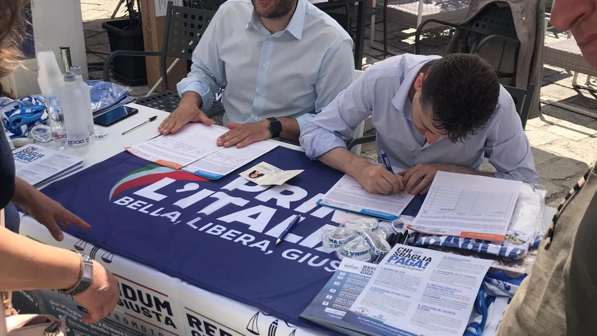 Isernia: la Lega in piazza con un banchetto per la raccolta firme per promuovere il Referendum sulla giustizia