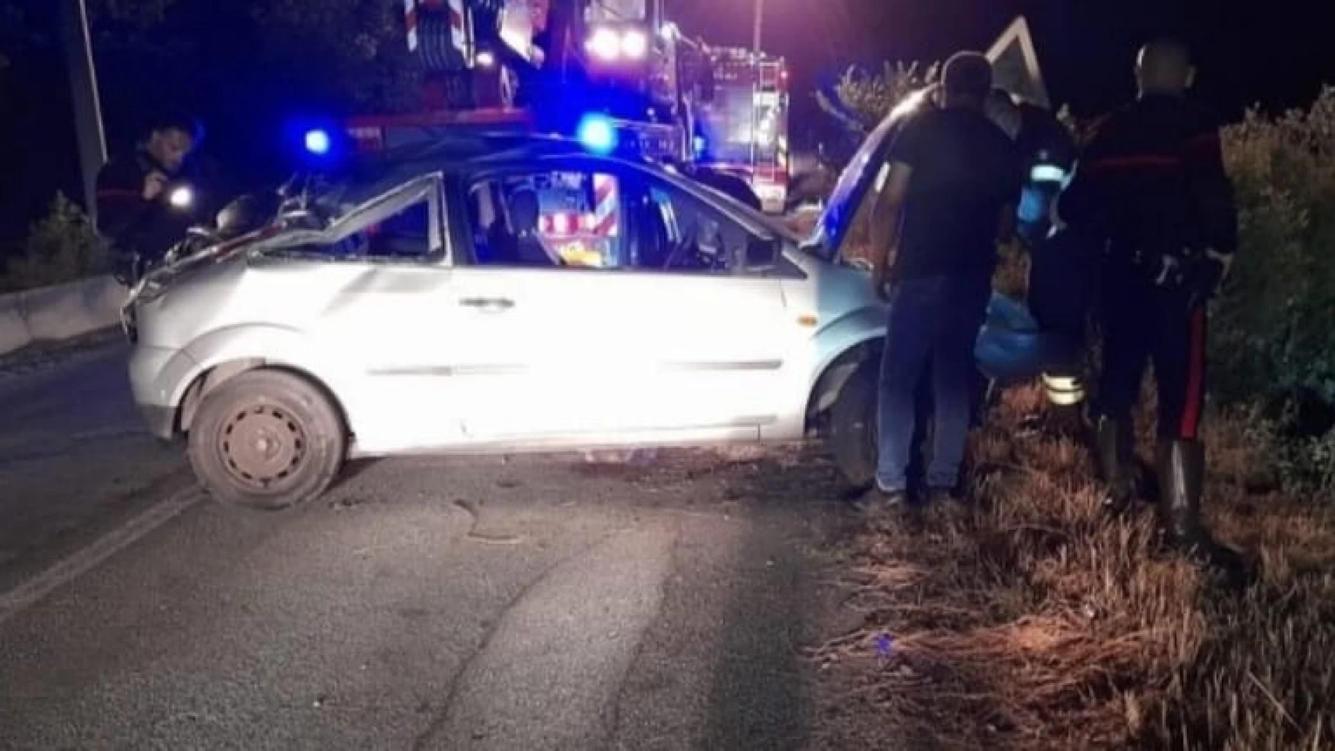 Isernia: auto si cappotta rovinosamente in contrada Bazzoffie. Il recupero notturno dei Vigili del Fuoco.