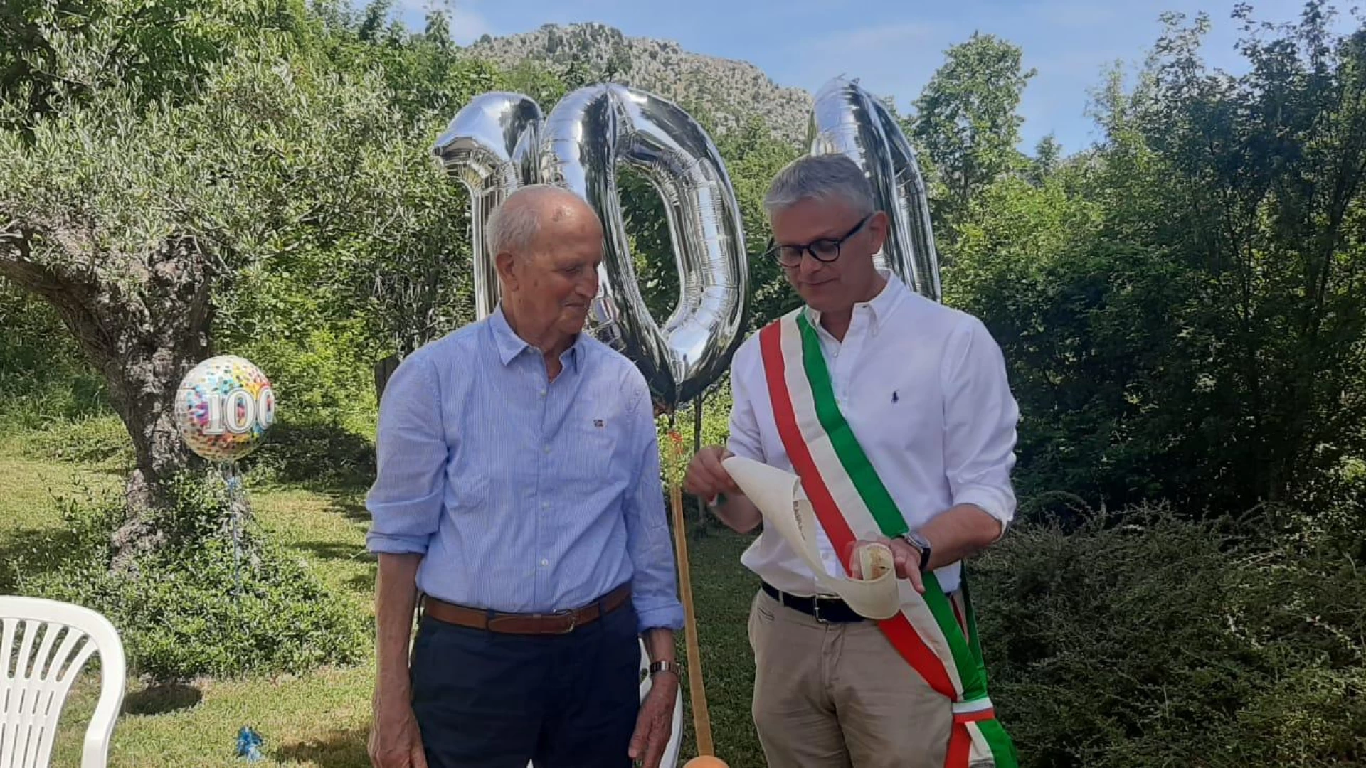 100 anni per Gennarino…l’omaggio del sindaco di Ianni e dell’Amministrazione comunale d Cerro al Volturno.